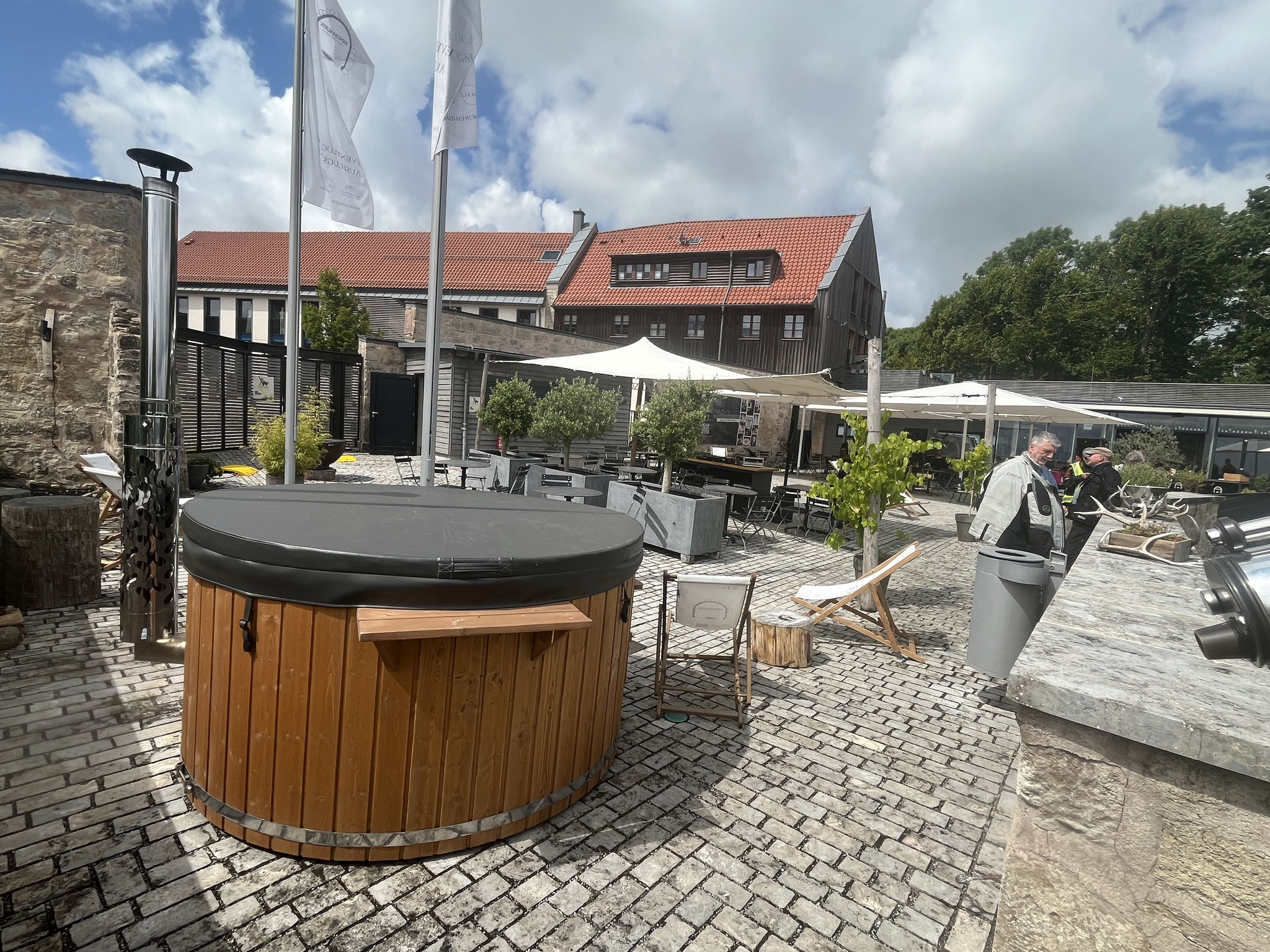 Jacuzzi auf der Terrasse für Hotelgäste