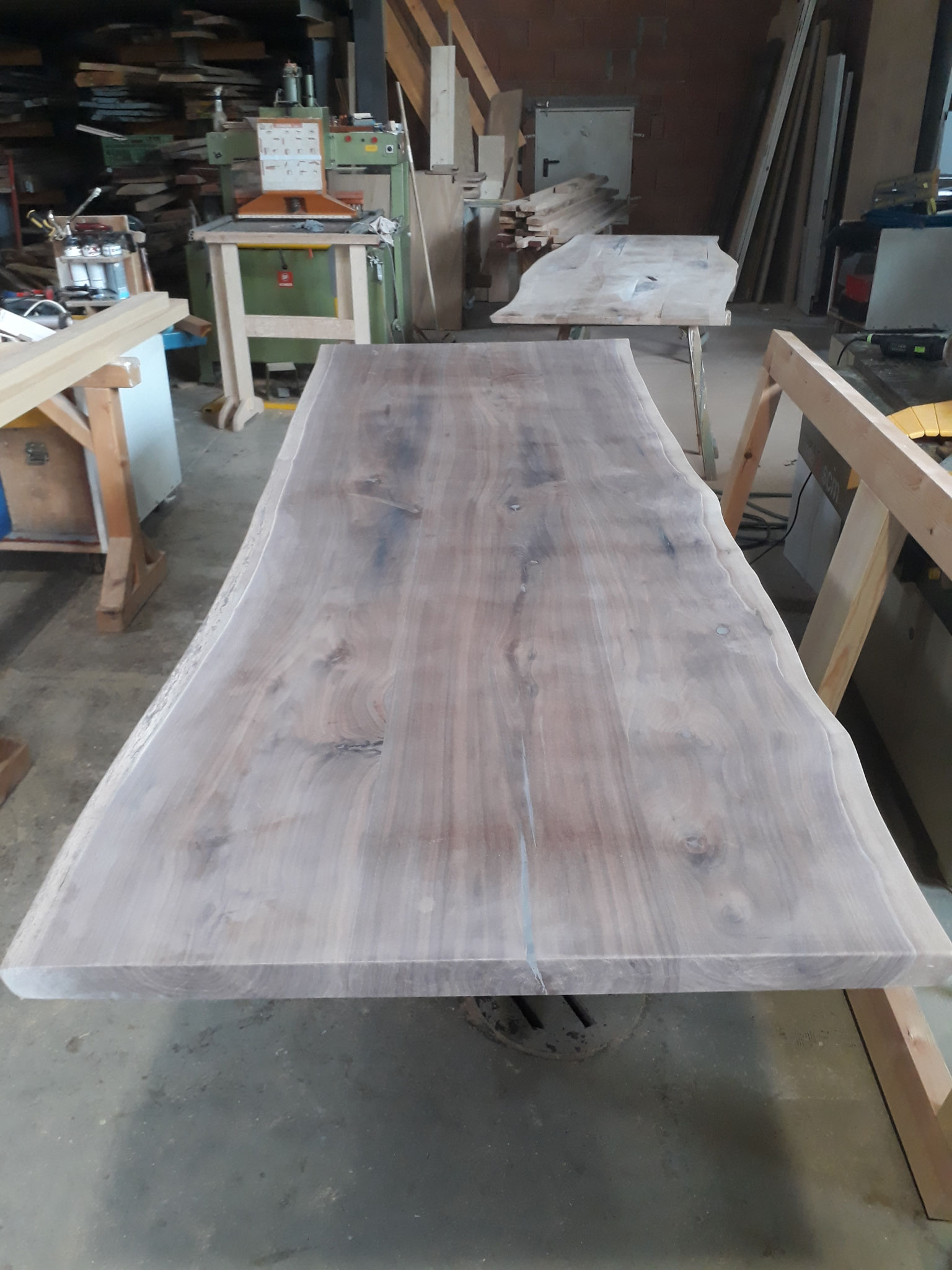 Schwarznusstischplatte, mit natürlicher Baumkante, 2,6x1m (Material kam vom Kunden)