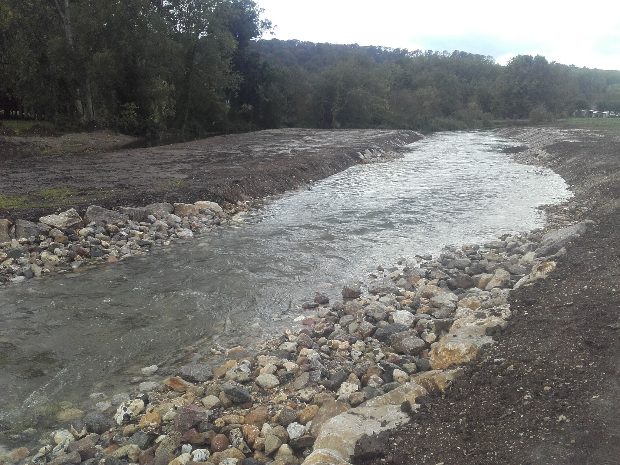 Depuis l'amont vue sur le nouveau bras en eau 