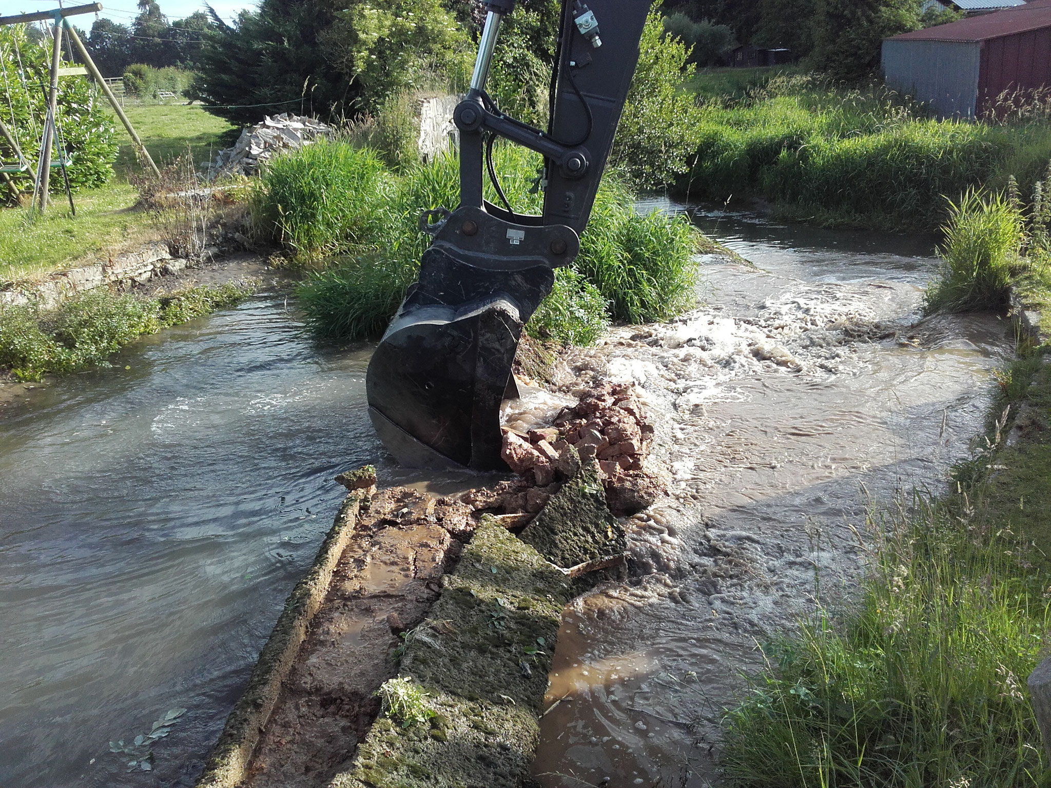 Destruction du seuil du moulin de Biville pour vidange du bief