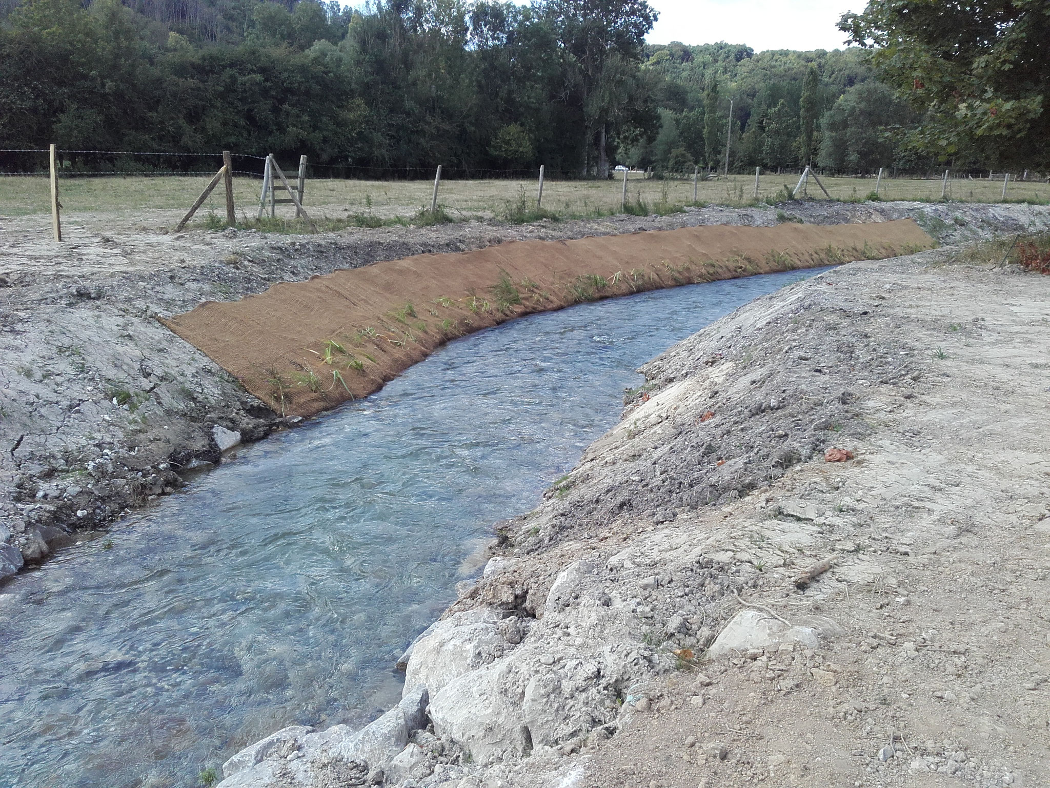 Mise en place de géotextile coco avec plantation d'hélophytes