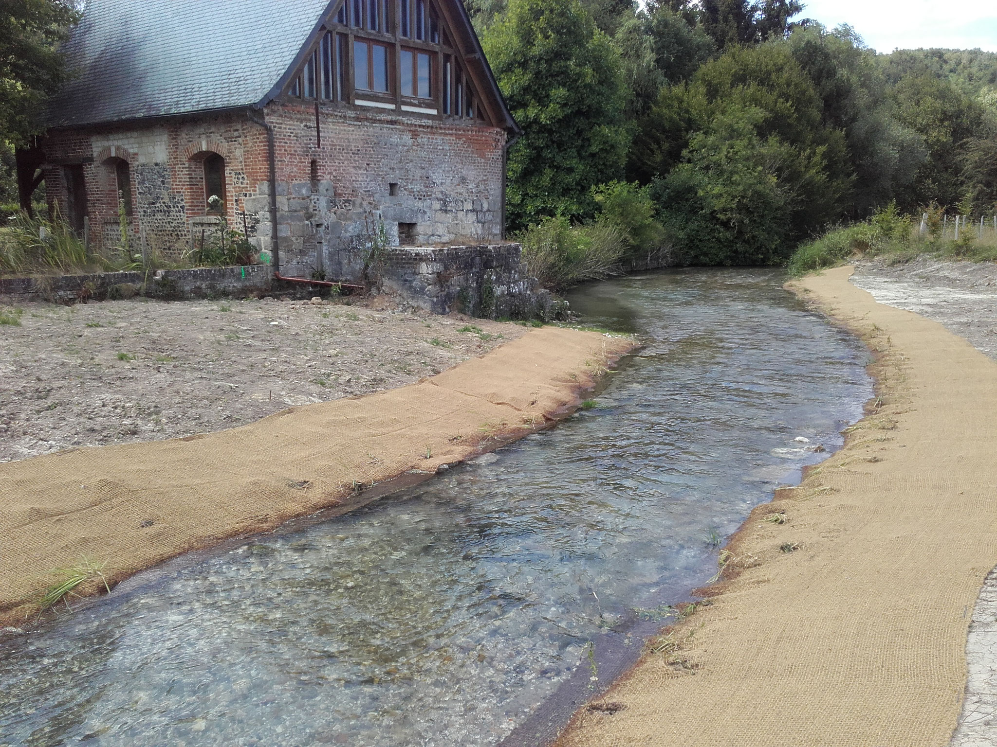 Mise en place du géotextile coco et des hélophytes au niveau du Moulin