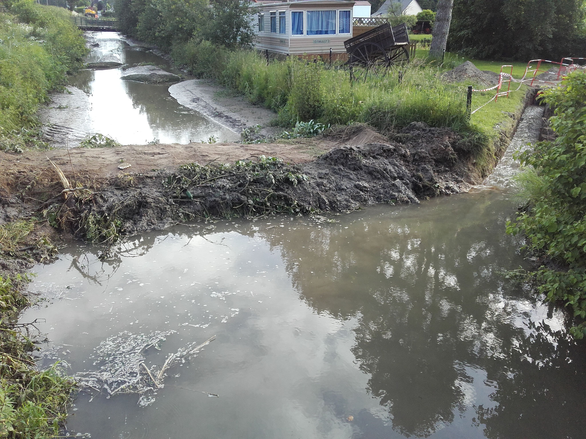 Mise en place d'un batardeau et d'une dérivation des eaux en amont de la zone de travaux