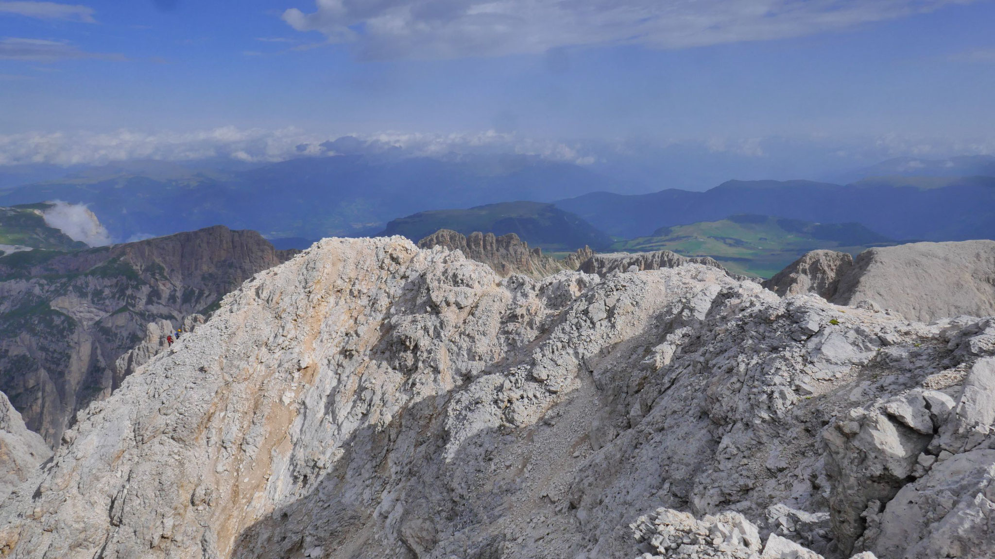 Im Norden die Seiseralm und viel Dunst