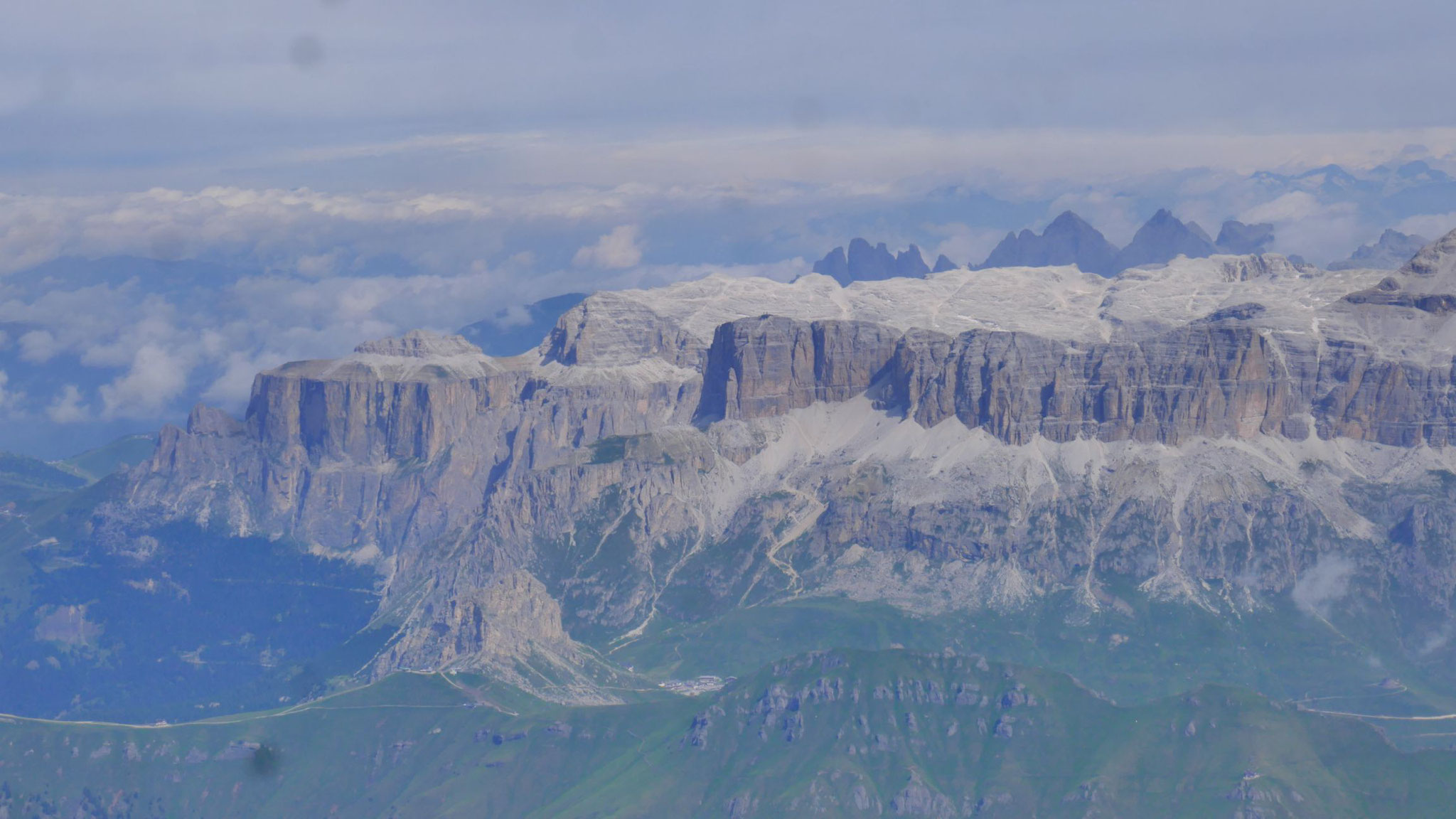 Sella, dahinter die Spitzen von Gran Fermeda - Sass Rigais - Furchetta in der Geisler-Gruppe