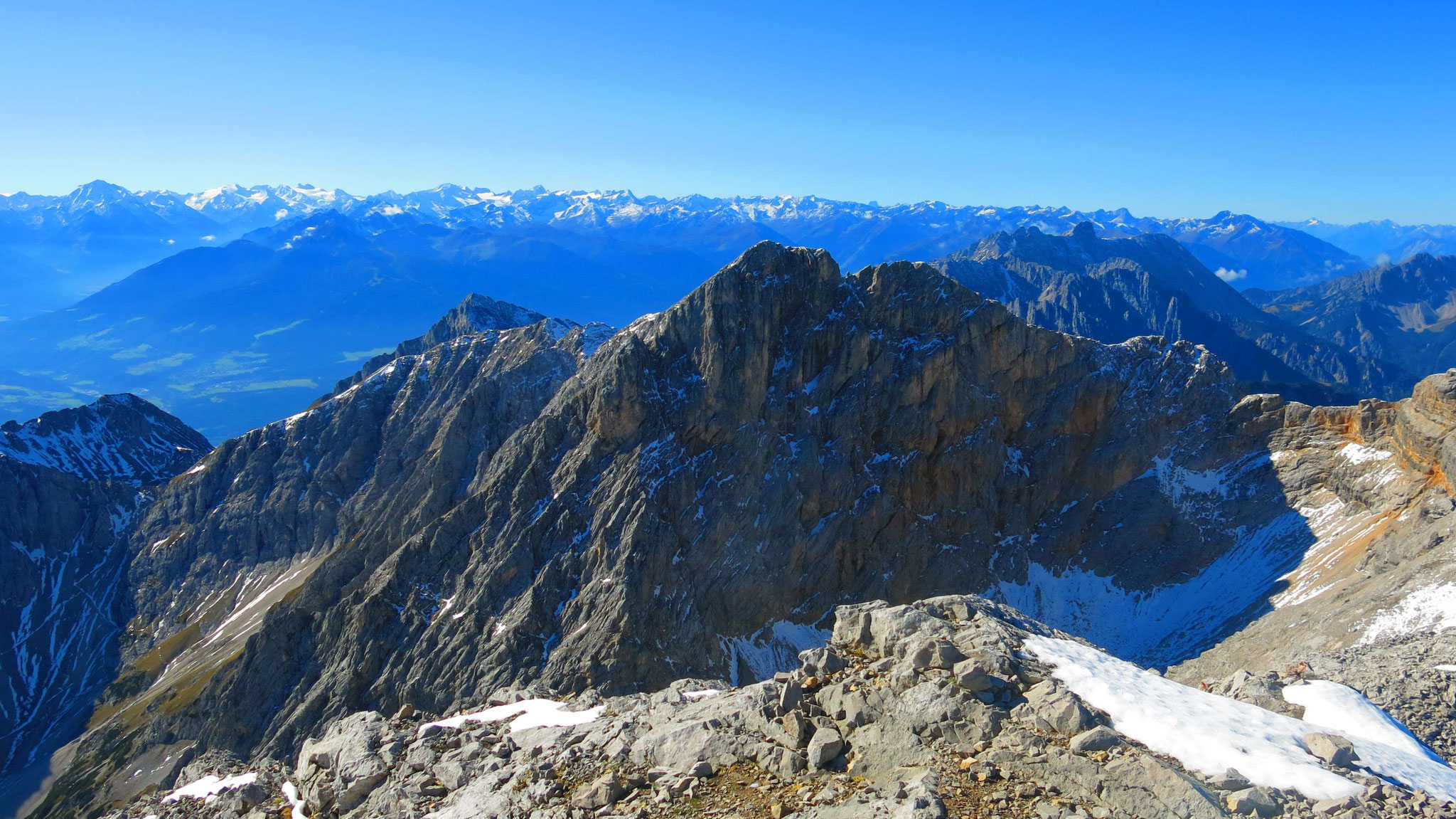 Roßkopf, dahinter das Meer der Stubaier Alpen