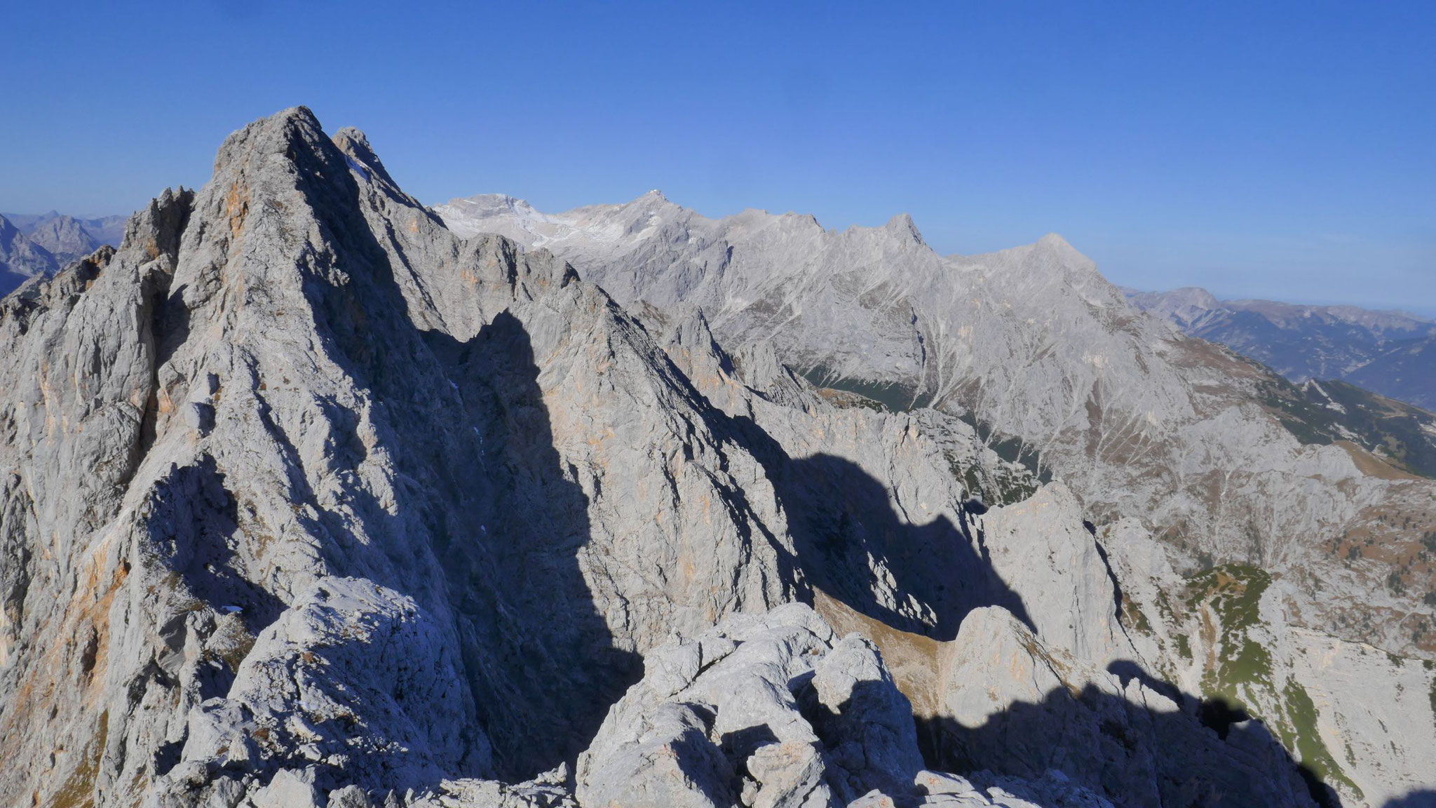 Oberreintalschrofen, dahinter Zugspitze mit ihren Graten