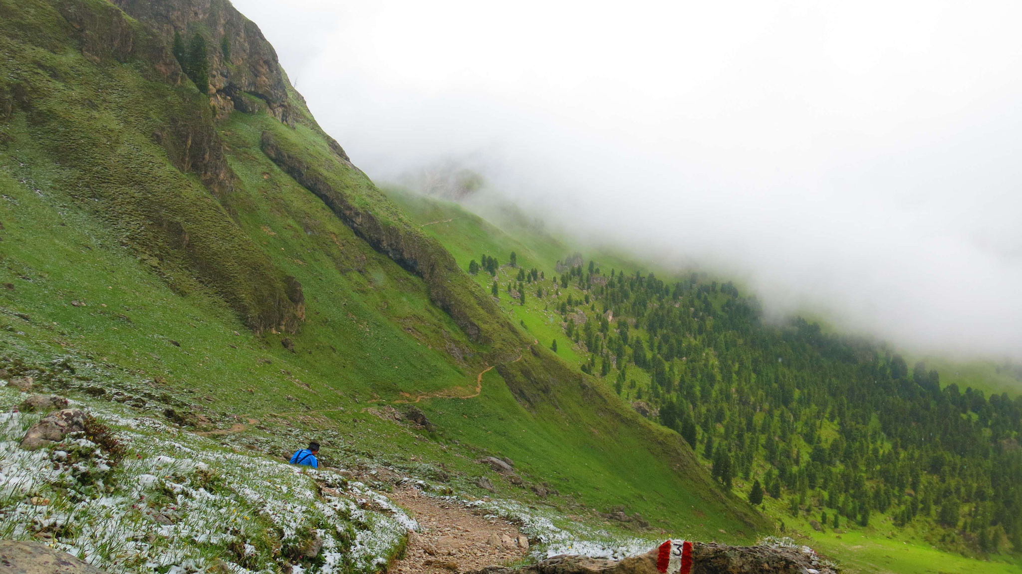 Danach stoßen wir zum Dolomiten-Höhenweg 2 und folgen ihm in Richtung Medalges Alm...