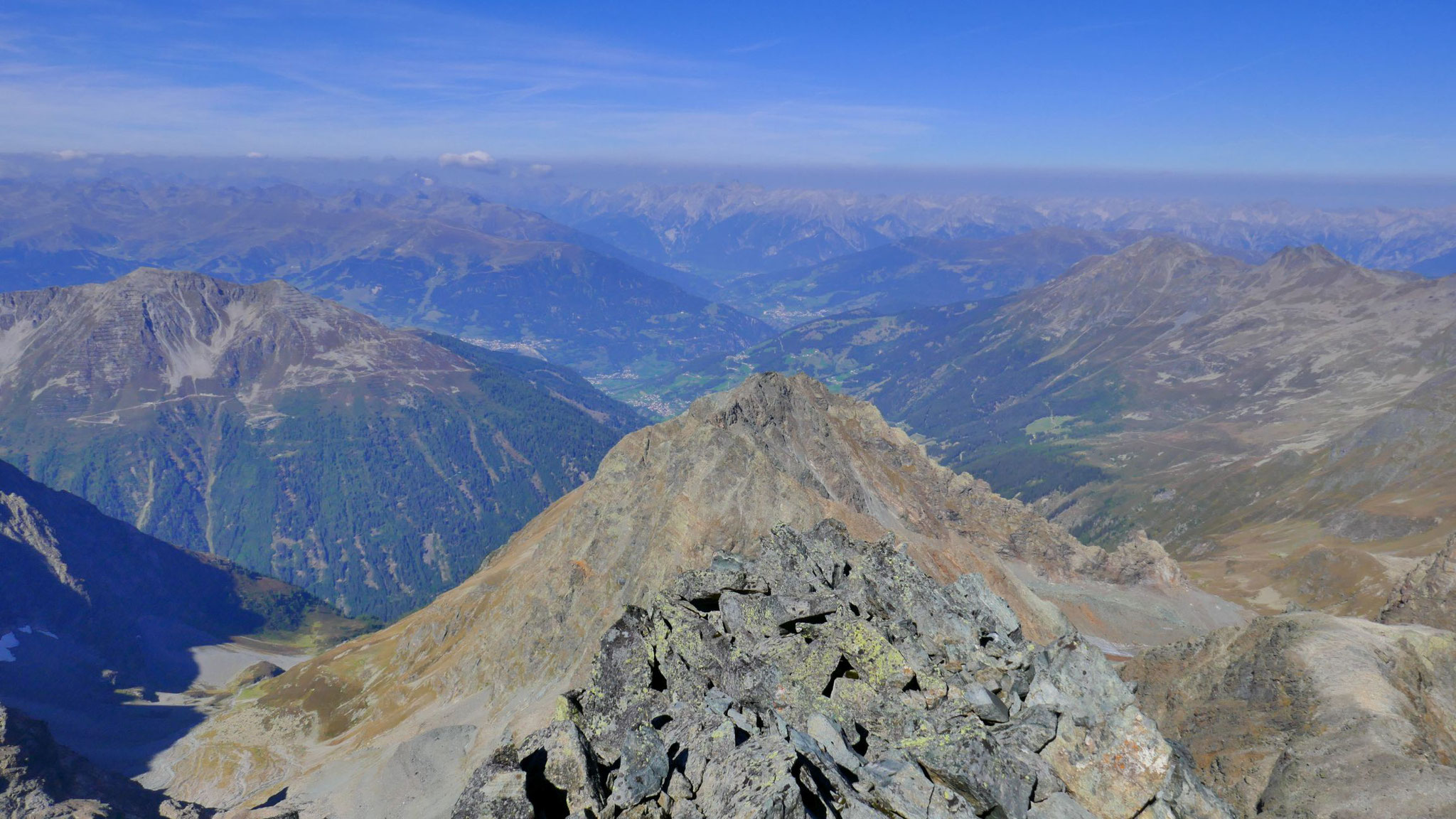 Links Skigebiet Serfaus-Fiss-Ladis, dahinter Verwall und Lechtaler