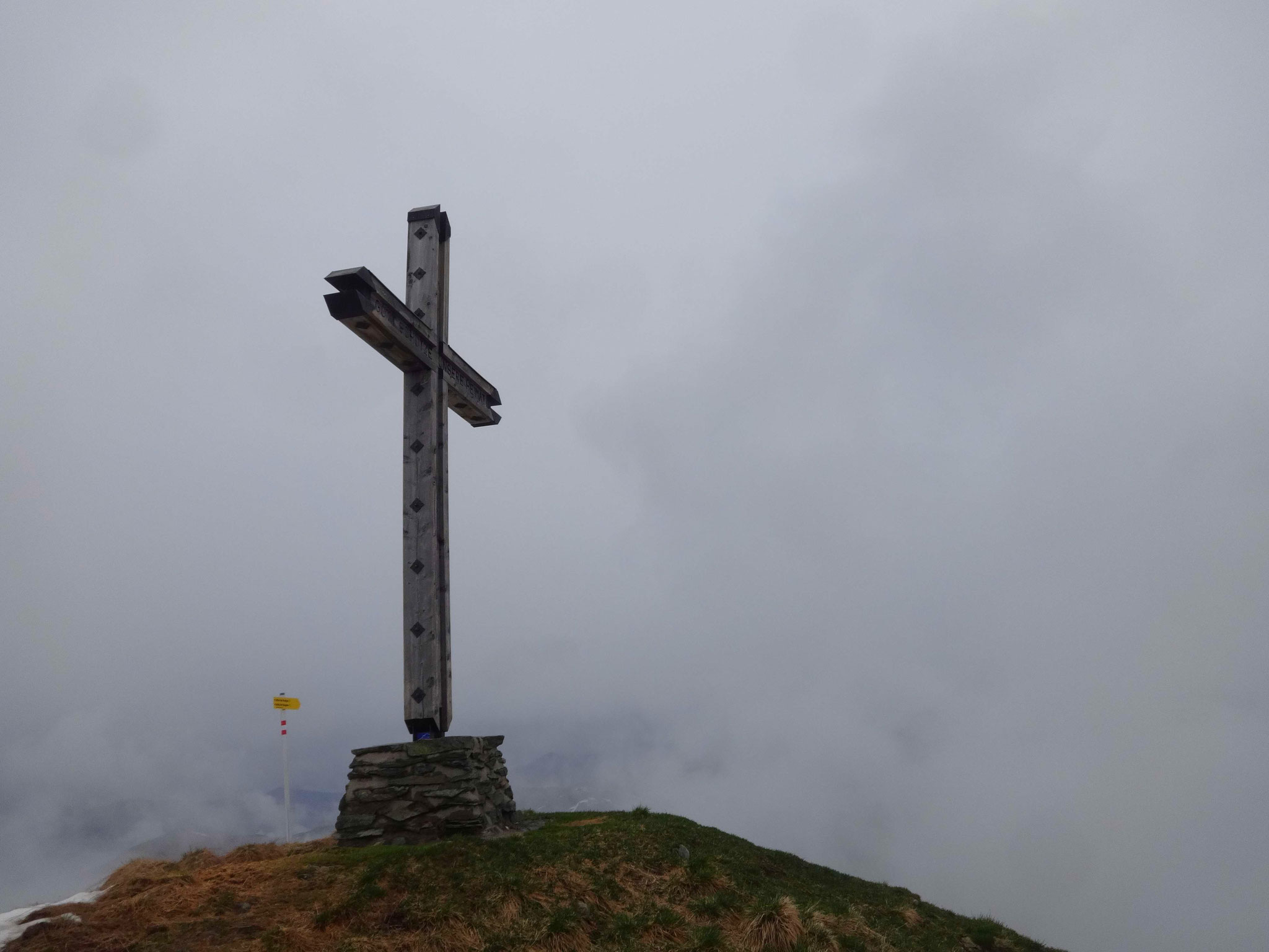 ...und noch einmal Umdrehen, dann ist da das Gipfelkreuz des Lämpersberg (2202 m).