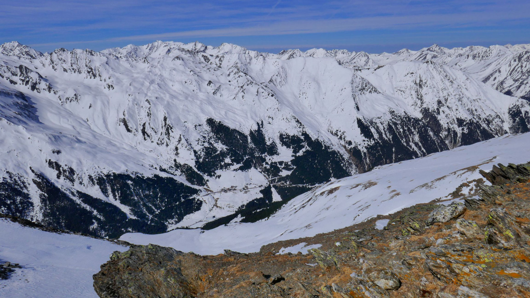 Tiefblick Praxmar, dahinter die nordwestliche Stubaier rund um Kühtai