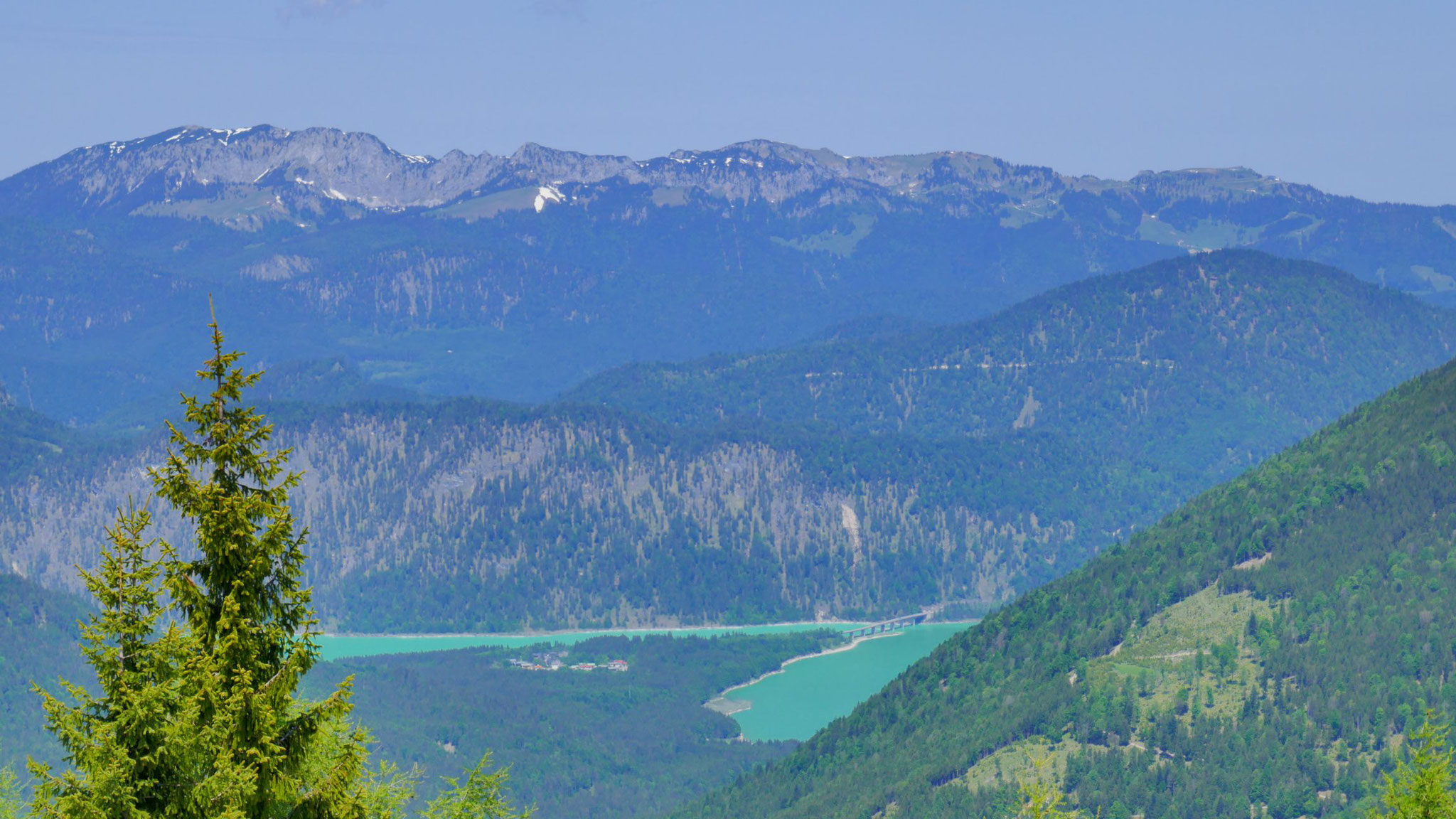 Sylvensteinstausee, dahinter Benediktenwand