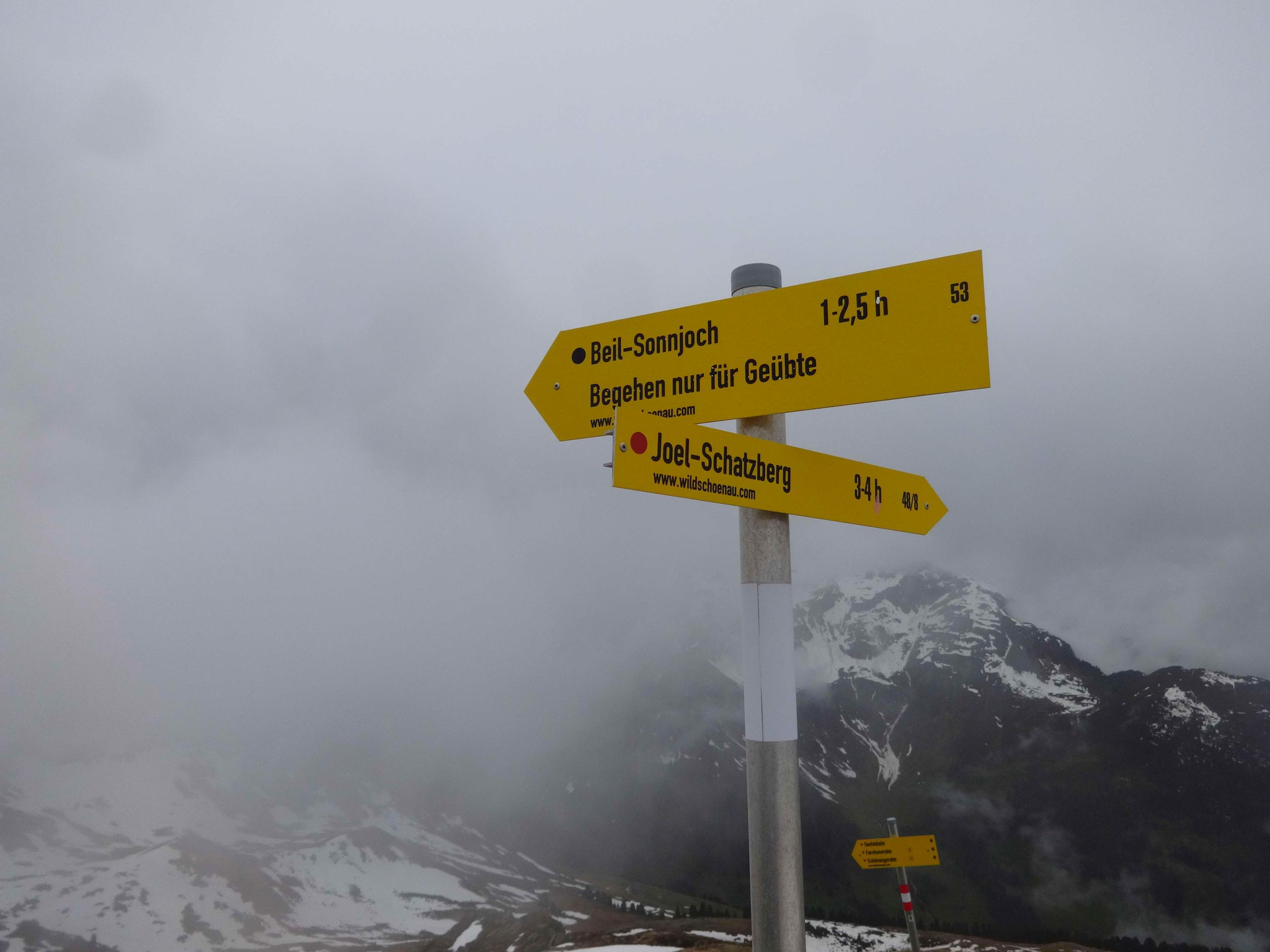 Ein Schild weißt darauf hin: Zum Großen Beil könnte es ungemütlicher werden. Vermutlich eine Sicherheitsmaßnahme wegen der nahen Seilbahn. Die nächste Tafel trägt bereits wieder einen roten Punkt.