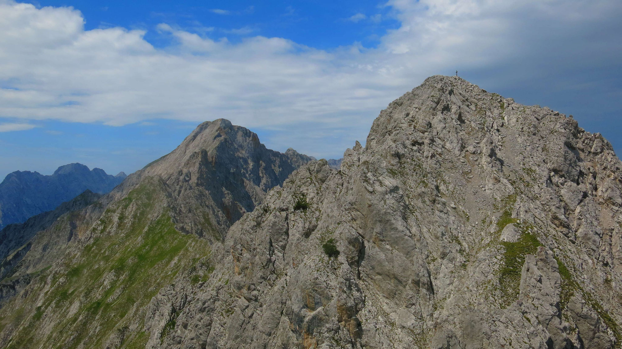 Mittagsspitze und der weitere Grat zu Schneekopf und Hochnissl