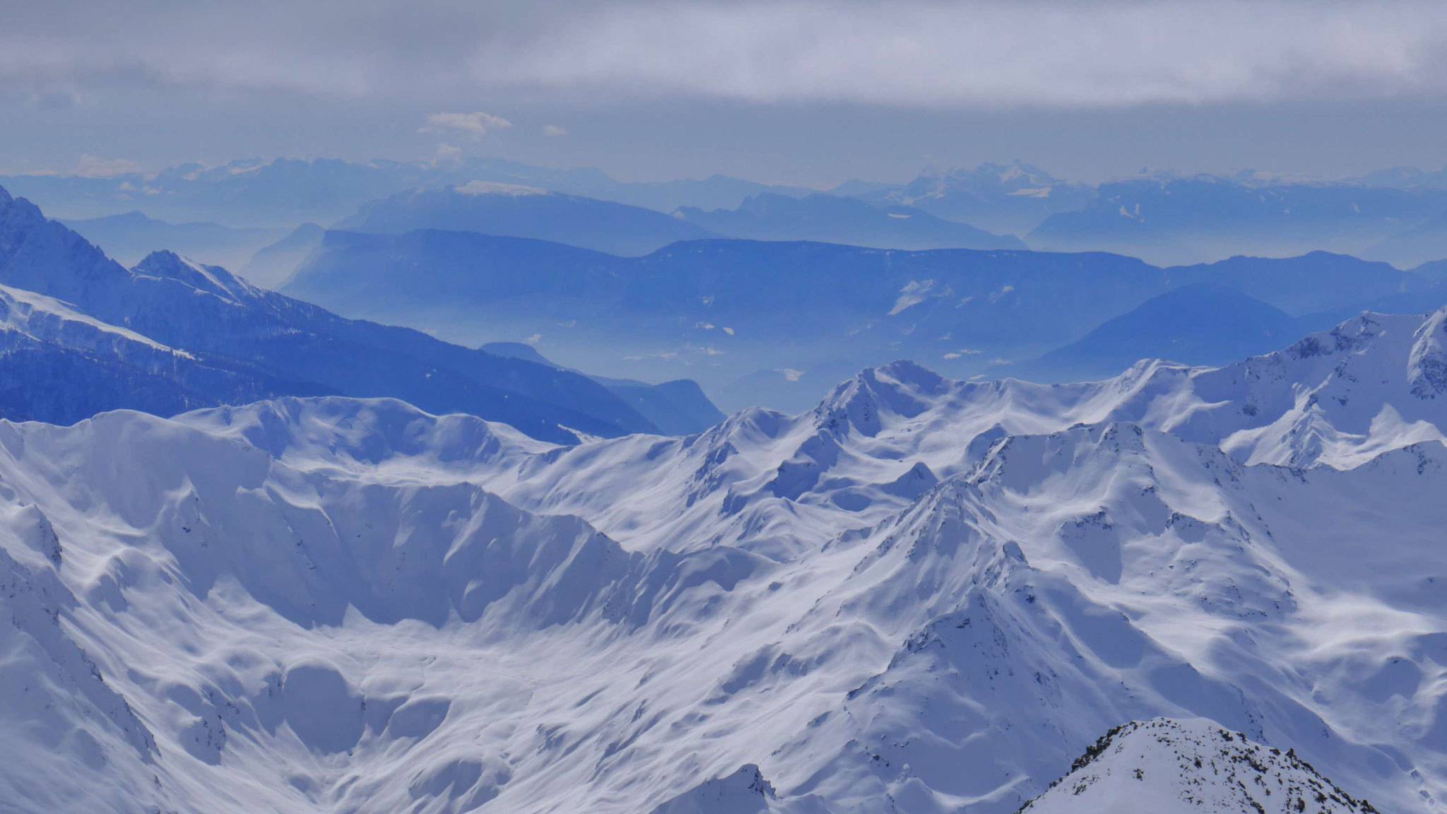 Südtiroler Unterland, in der Ferne Brenta und Adamello