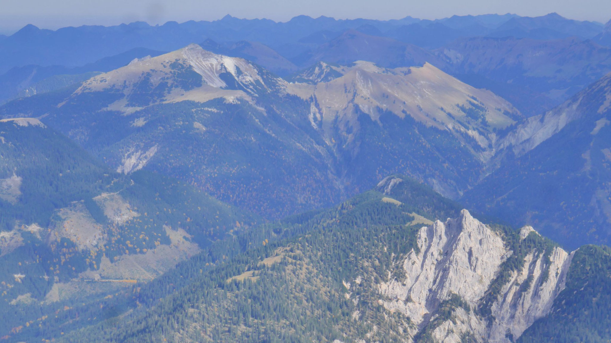 Scharfreiter und Stierjoch im Vorkarwendel, im Vordergrund rechts die Rappenklammspitze