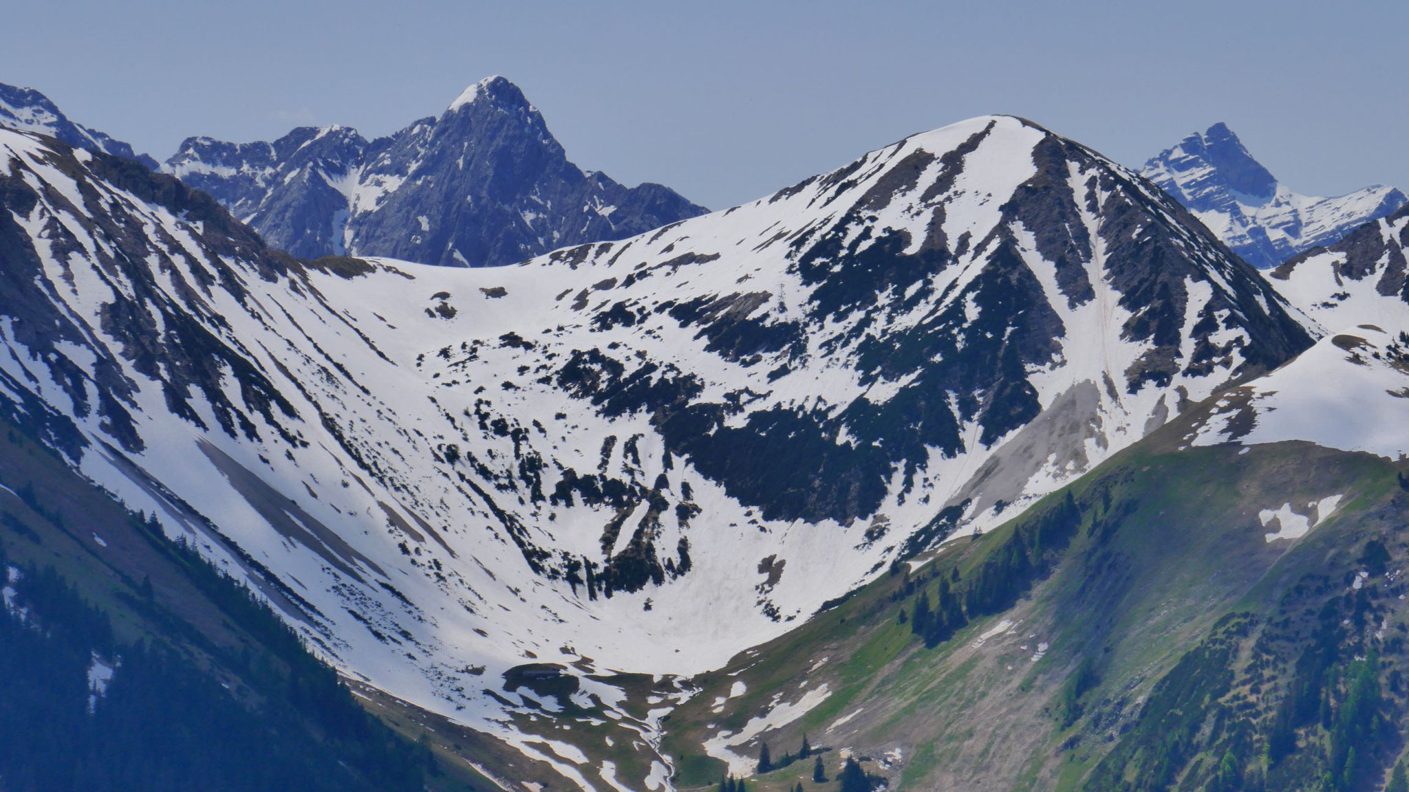 Durchblick zu den Falken, daneben Hölzelstaljoch, rechts Kaltwasserkarspitze