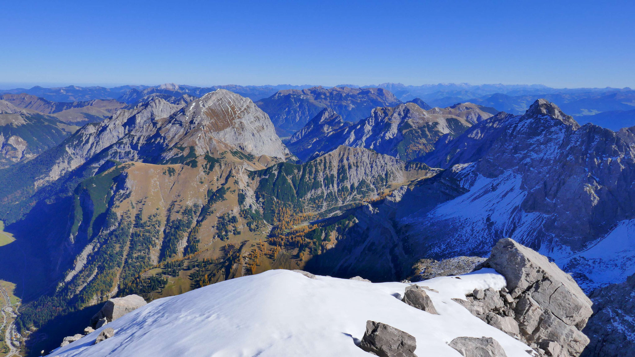 Sonnjoch mit Rofangebirge im Hintergrund