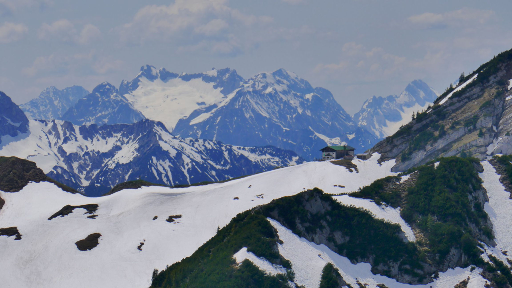 Tölzer Hütte vor Wetterstein mit Leutascher Platt