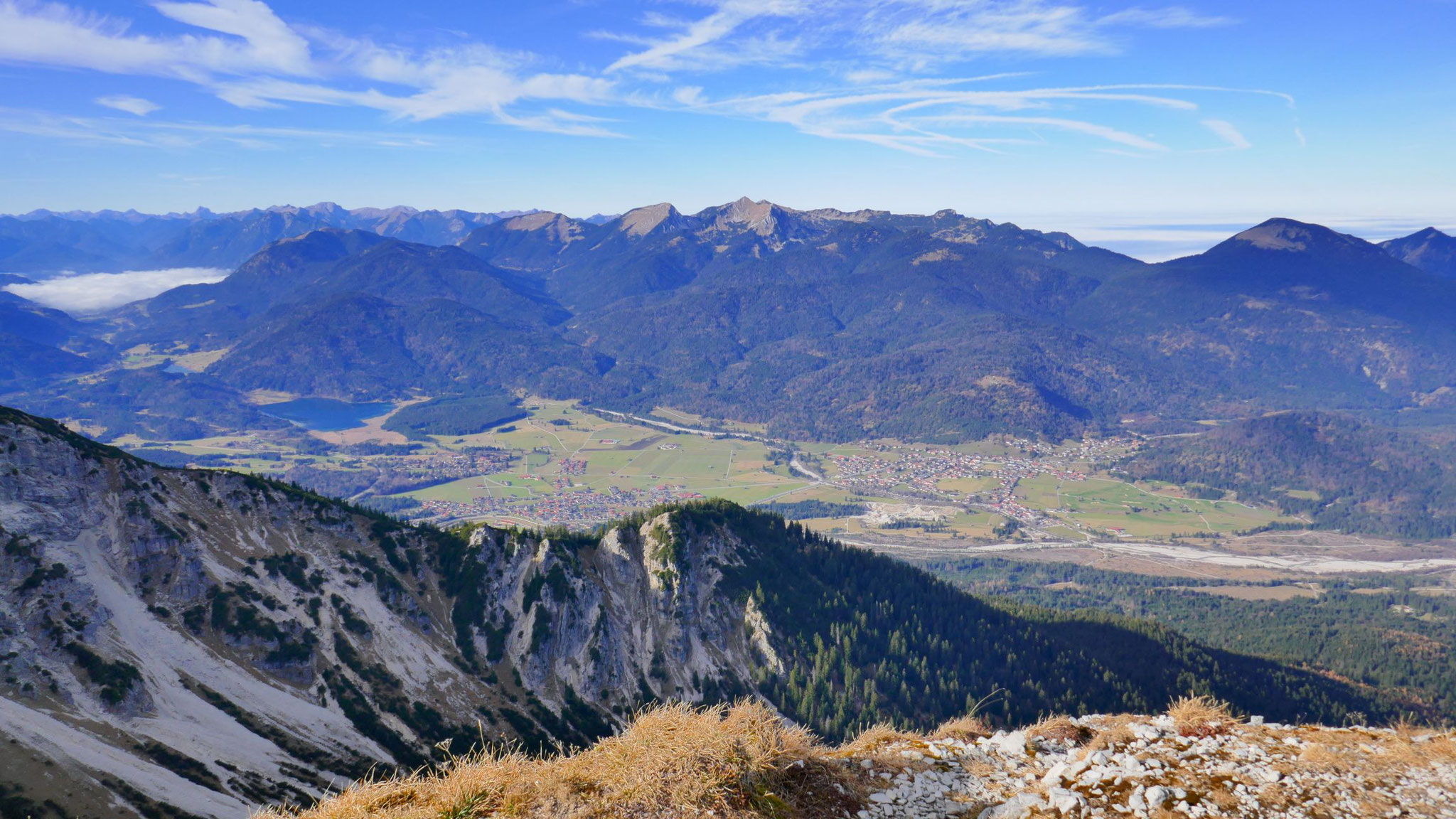 Krün und Walgau, dahinter Estergebirge