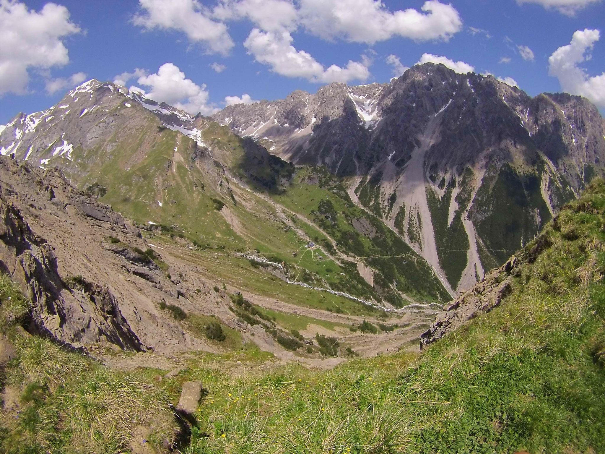 ...auf dessen Zustieg wir einen Tiefblick zur Muttekopfhütte erhalten...