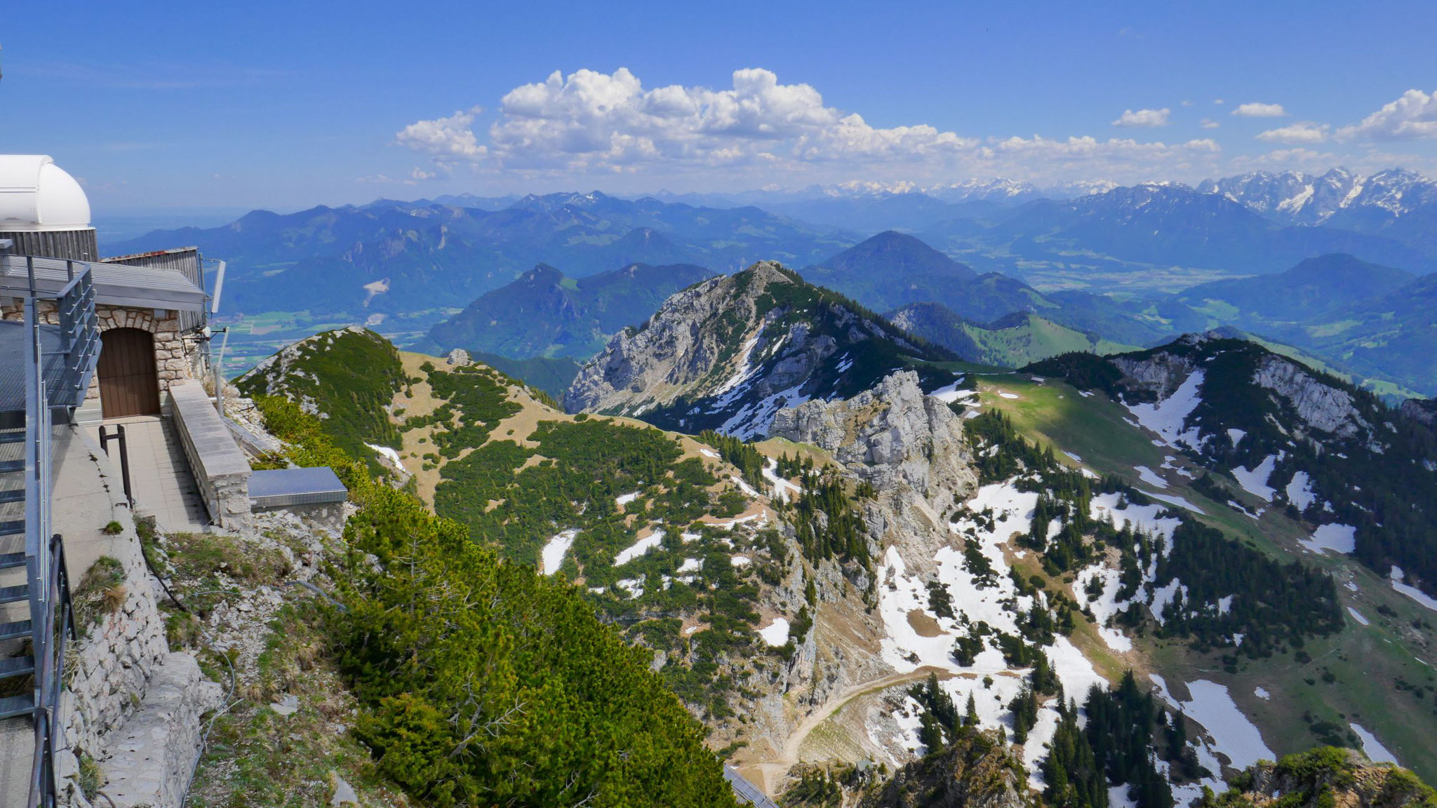 Nach Osten zu Wildalpjoch und Wildbarren und in die Chiemgauer, ganz rechts der Kaiser