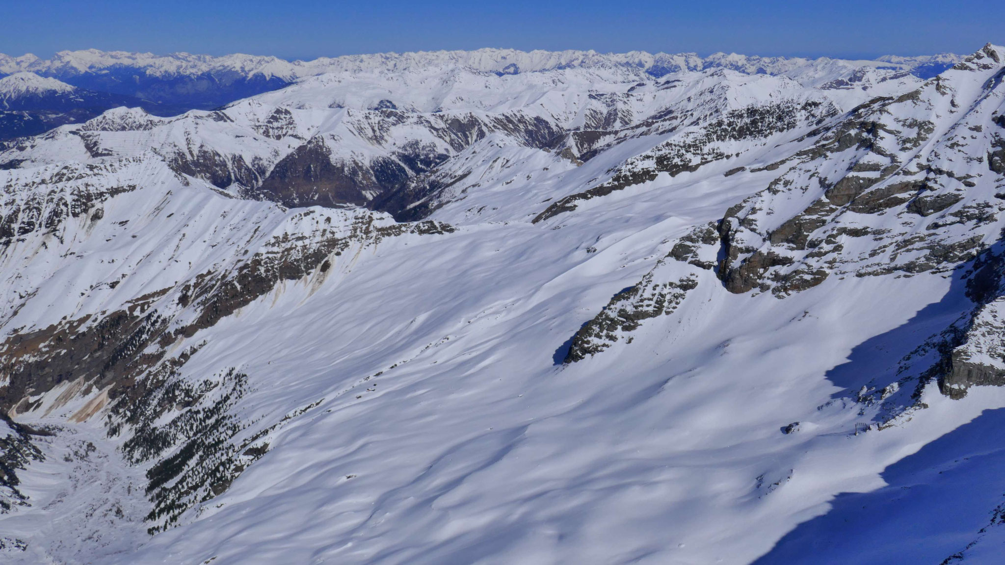 Alpeinalm mit Geraer Hütte, dahinter Tuxer Alpen