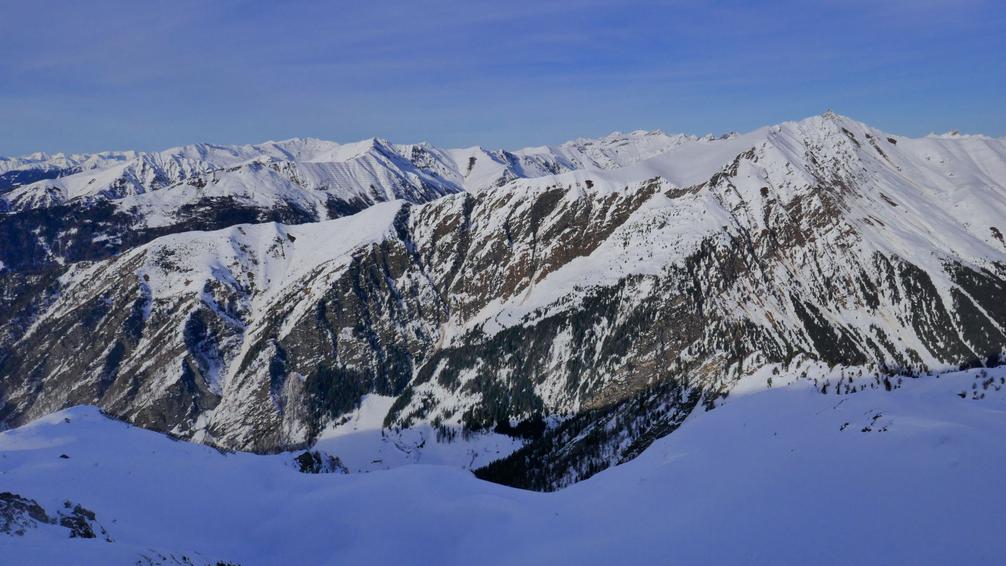 Hohe Warte (rechts), dahinter die Tuxer