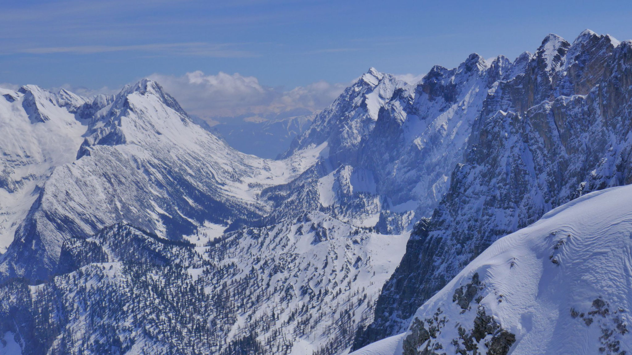 Halleranger, rechts die Nordwände der Gleirsch-Halltal-Kette