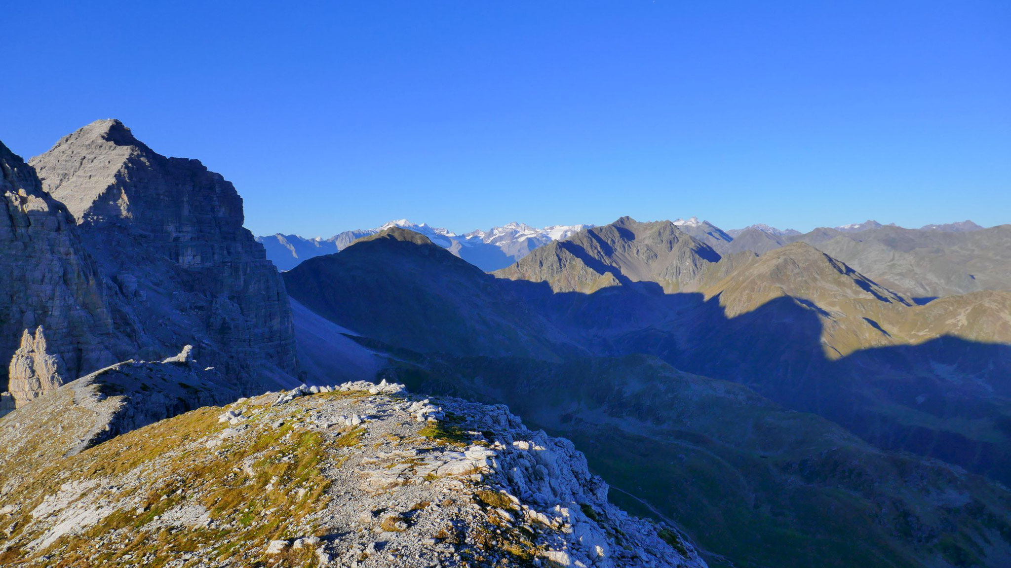 Hinteres Senderstal mit Schwarzhorn, dahinter Alpeiner Gletscherberge