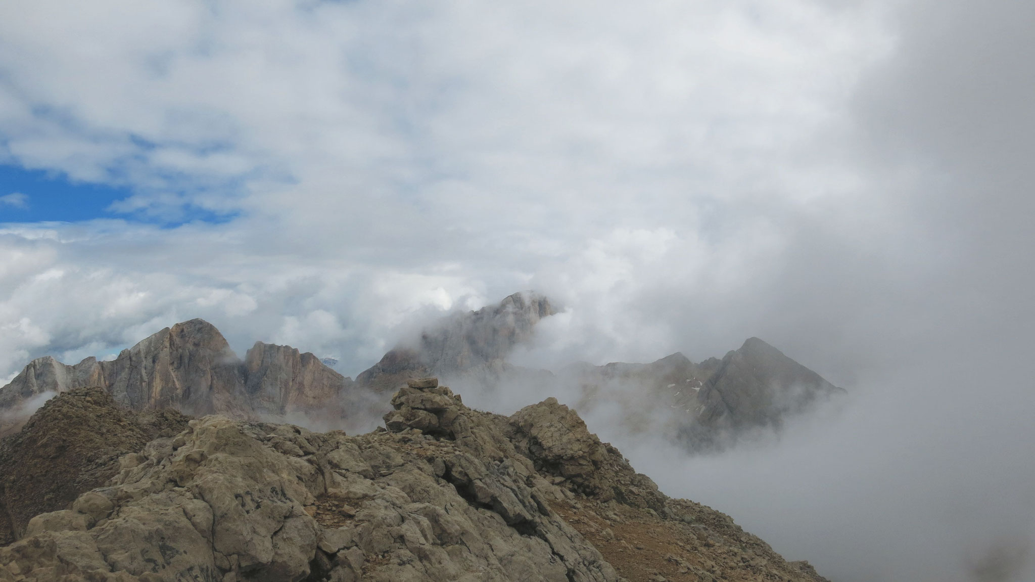Nach Norden vlnr Gran & Picol Vernel und Marmolata, halbrechts Sasso Vernale