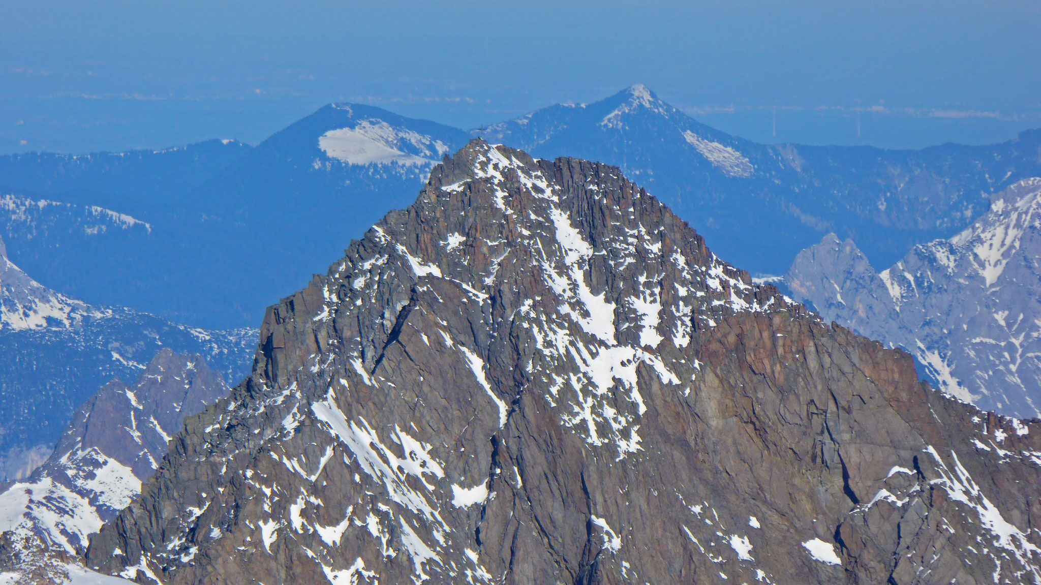 Fernerkogel Gipfel, flankiert am Horizont von Simetsberg und Heimgarten