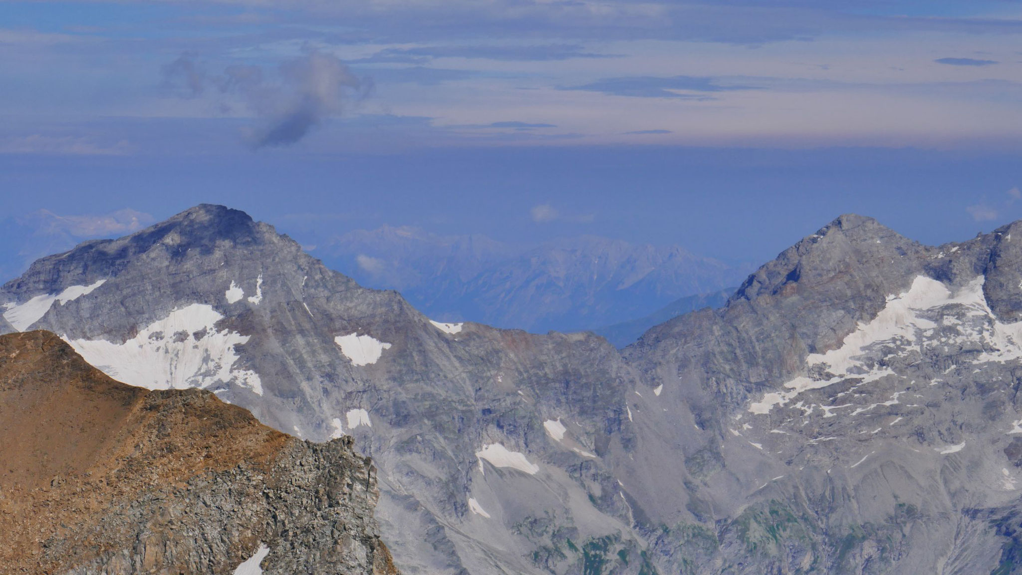 Alpeiner Scharte zwischen Schrammacher und Fußstein, dahinter Karwendel