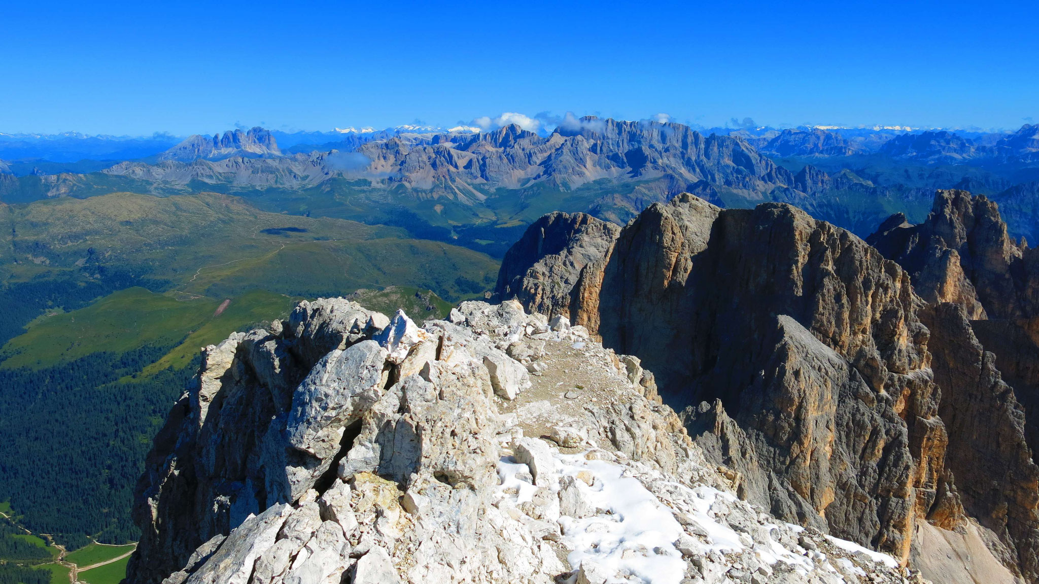 Marmolada, im Norden die Gletscherberge zwischen Olperer und Großvenediger