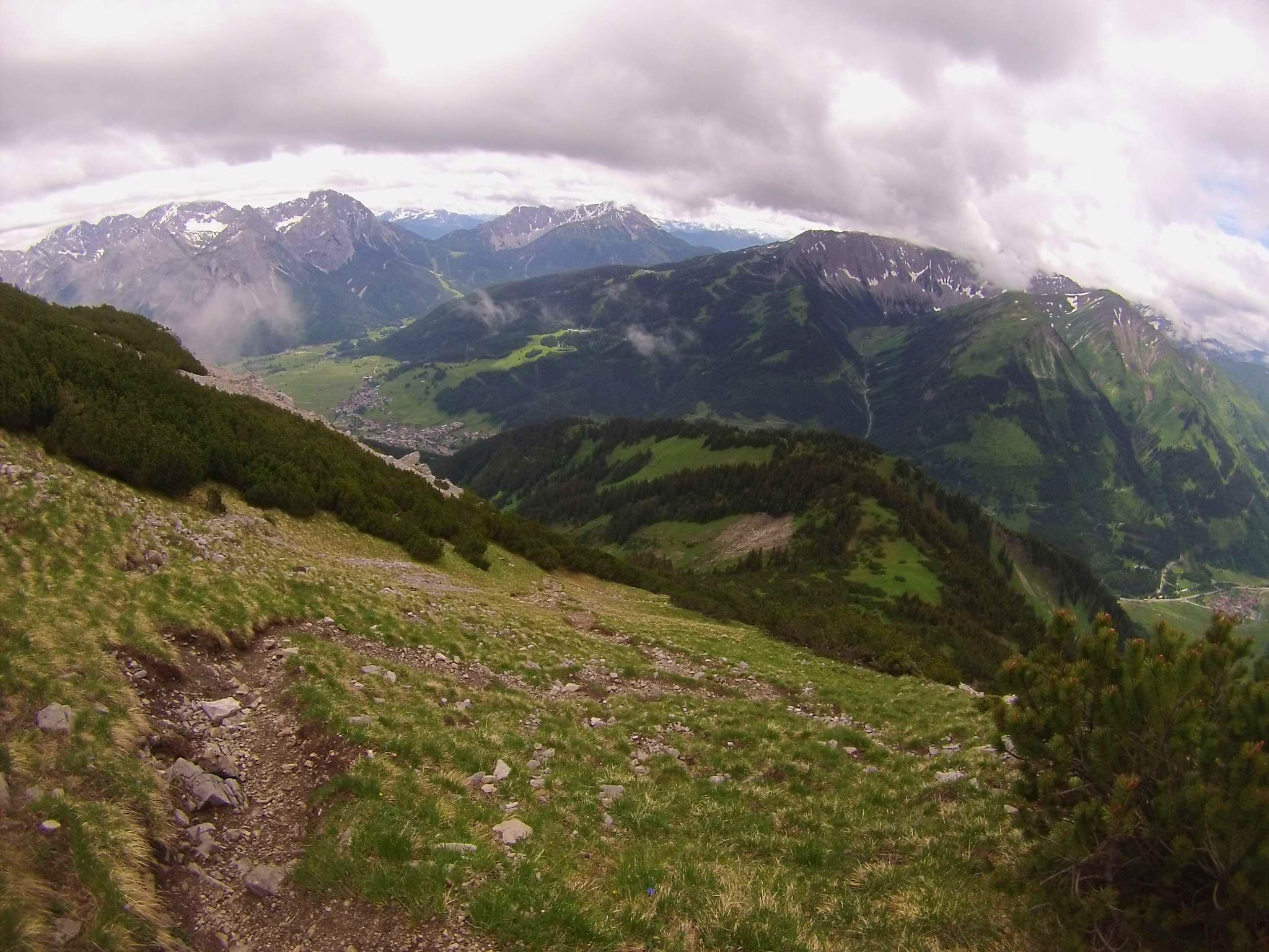 ...und danach sehen wir schon den Grünen Ups, die kleine Kuppe, die hier nach vorne ragt.