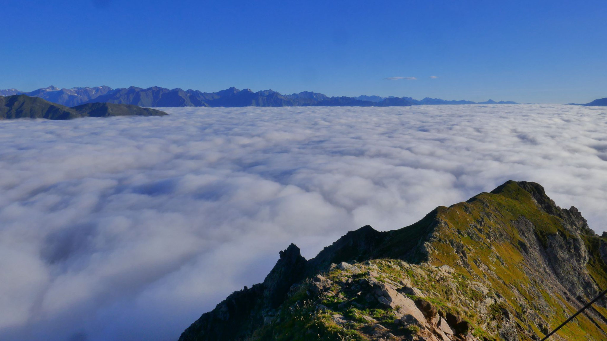 Ötztaler Alpen mit Texelgruppe, das Meraner Becken unter der Nebeldecke