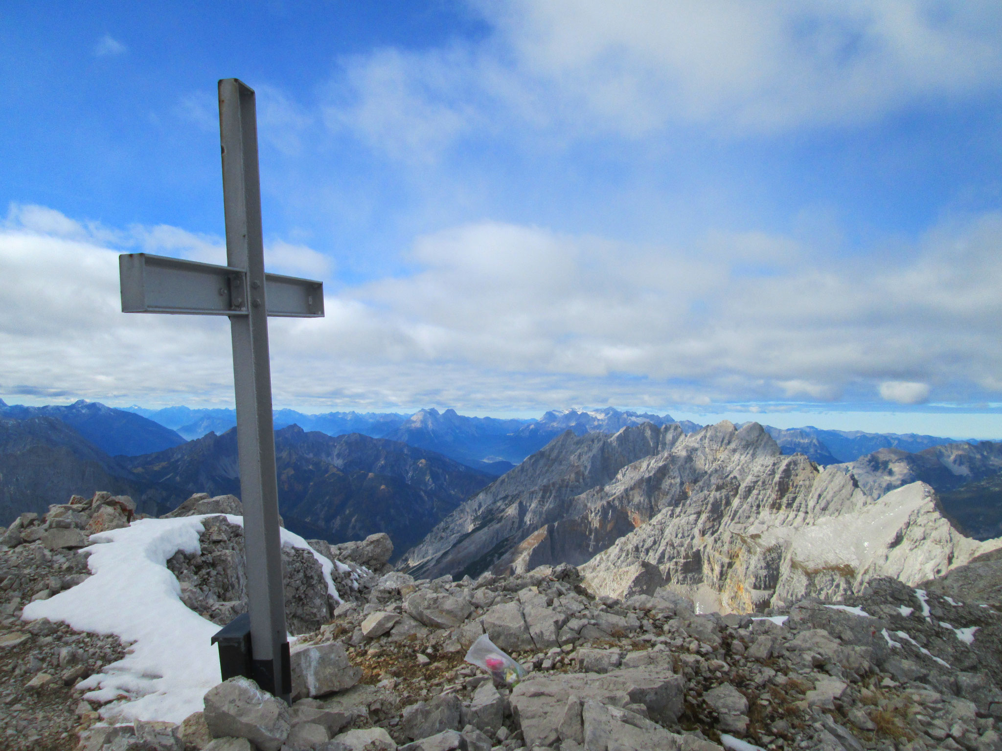 Am Gipfel des Rosskopfs (2670 Meter). Die Aussicht ist einfach phänomenal.