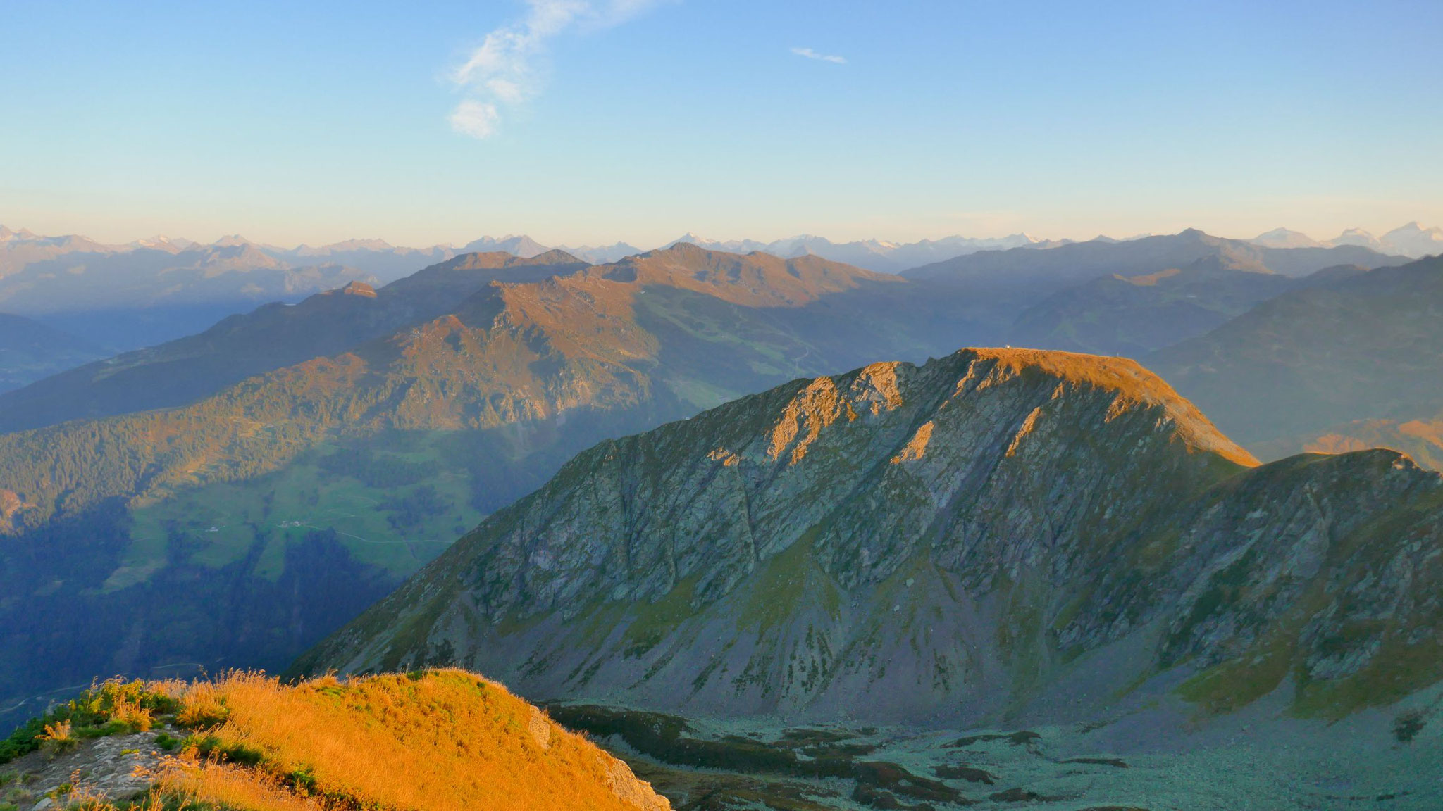 Östliche Tuxer Alpen, am Horizont die Zillertaler Gletscherberge