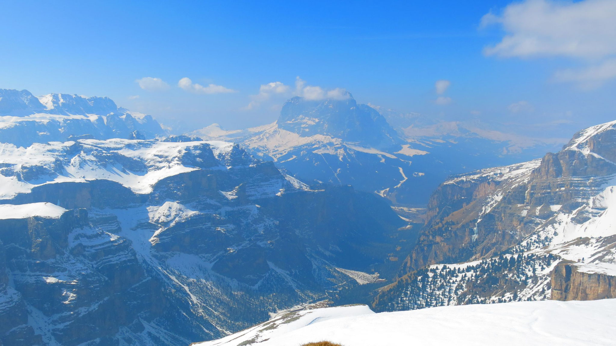 Durch das Langental hinaus nach Wolkenstein in Gröden, dahinter Lang- und Plattkofel