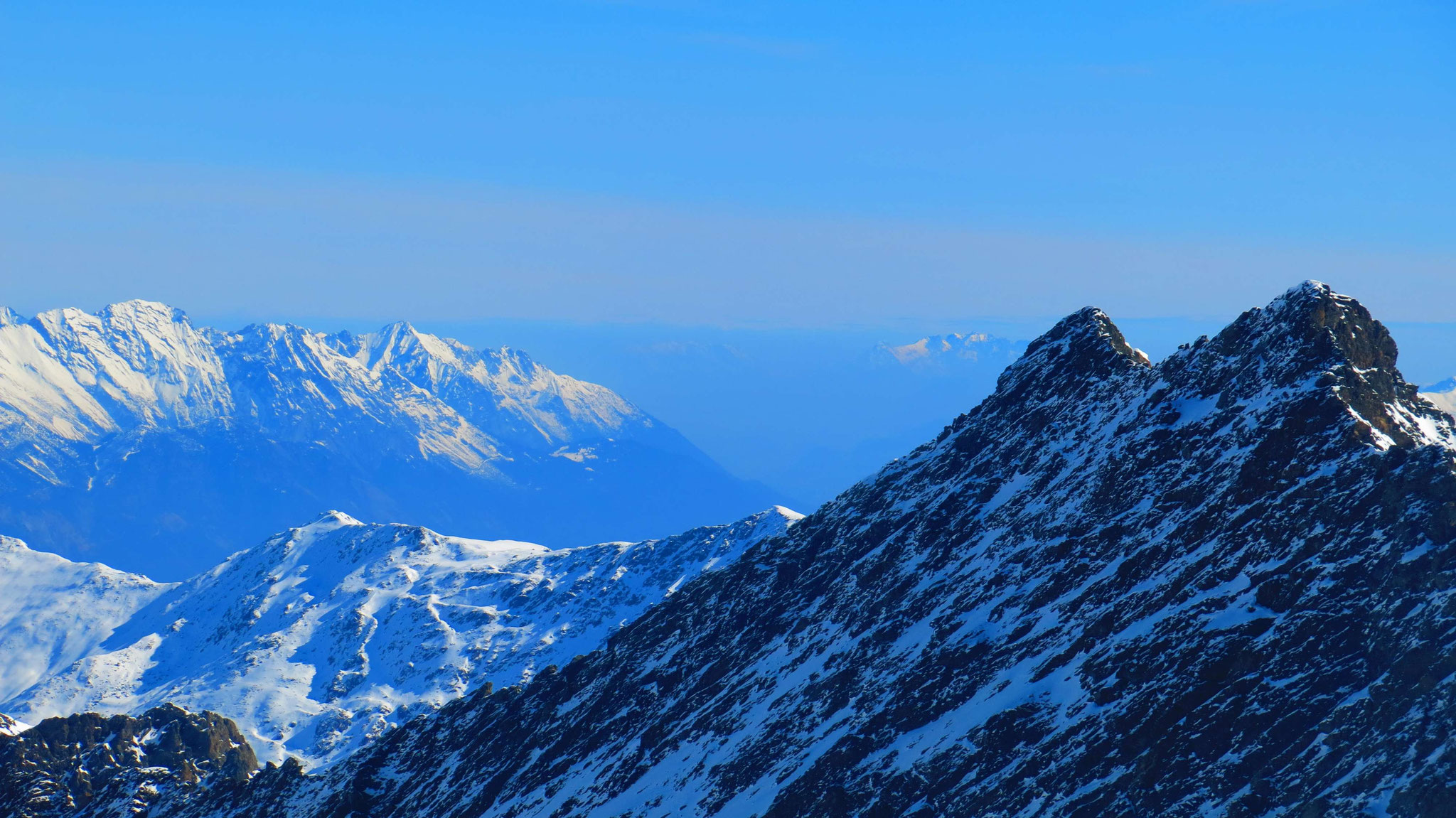 Zoom auf Grubenwände, dahinter Bettelwurf und Hochnissl