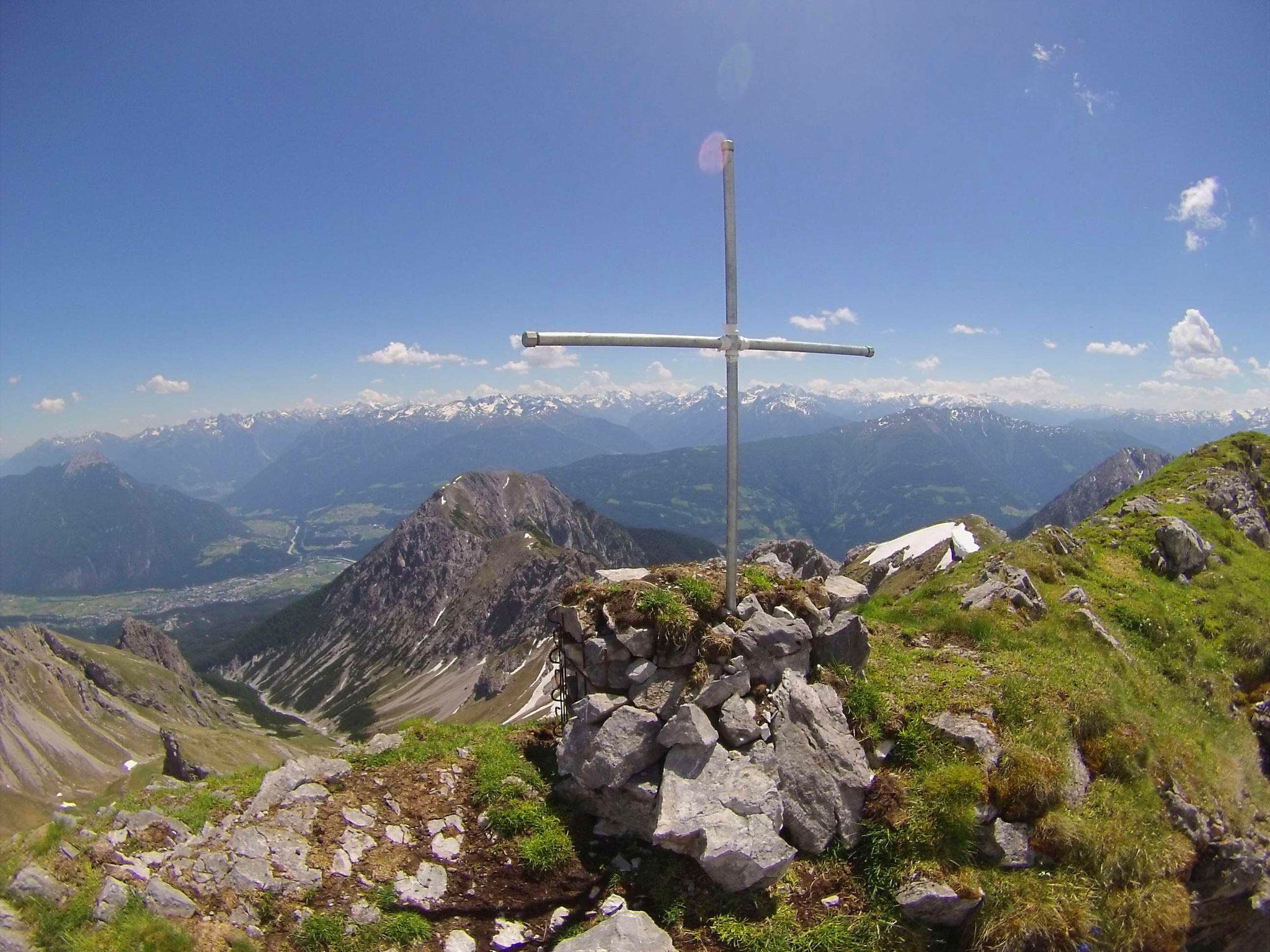 ...dem Ödkarlekopf (2565 m) mit Gipfelkreuz.