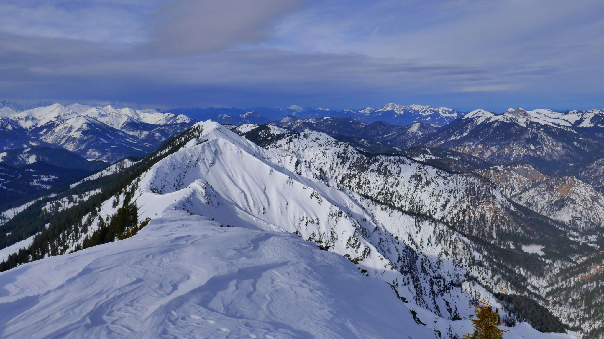 Blaubergkamm, rechts dahinter Estergebirge und Ammergauer Alpen