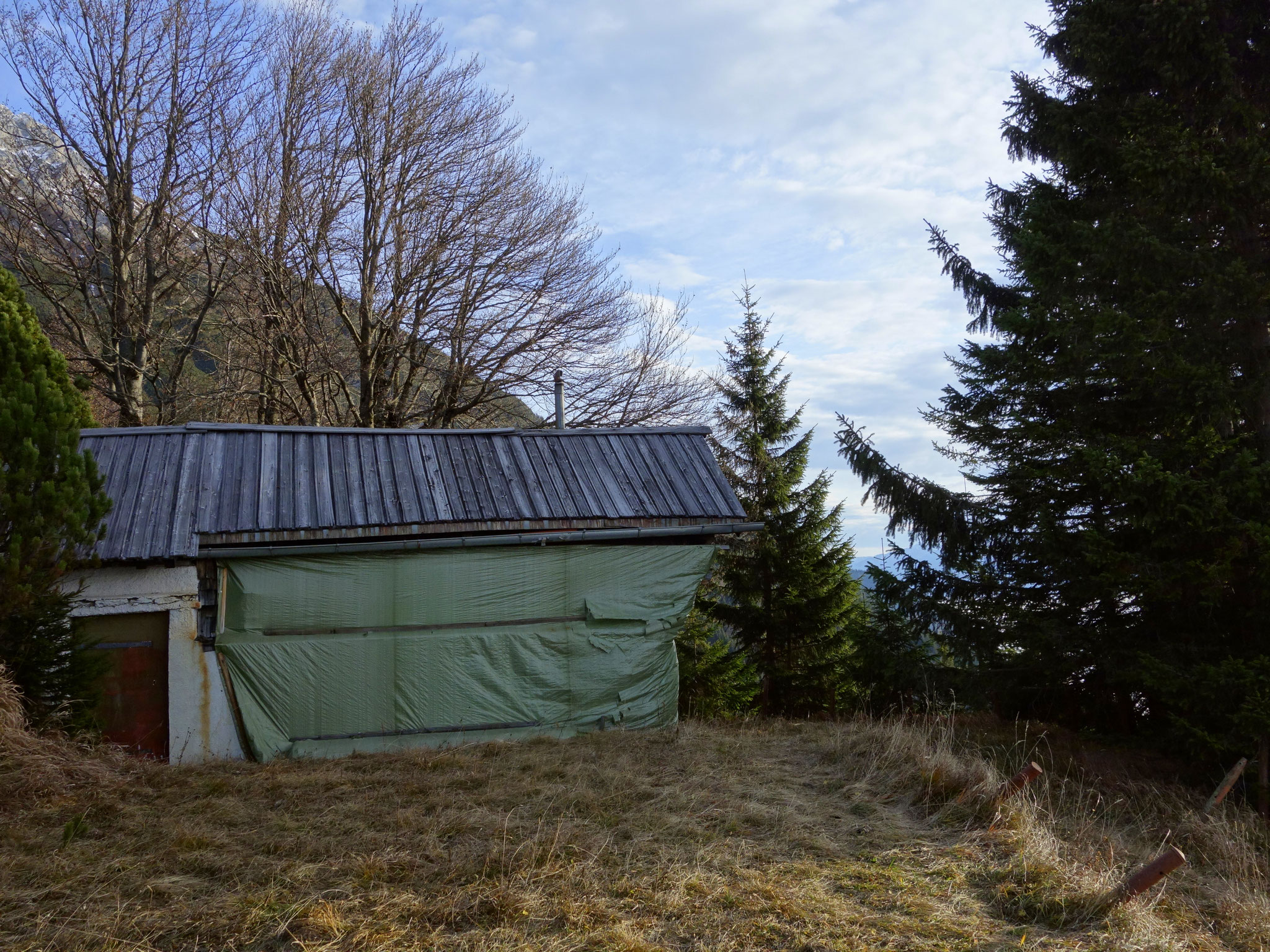 Neben dieser Hütte beginnt eine kleine Latschengasse...