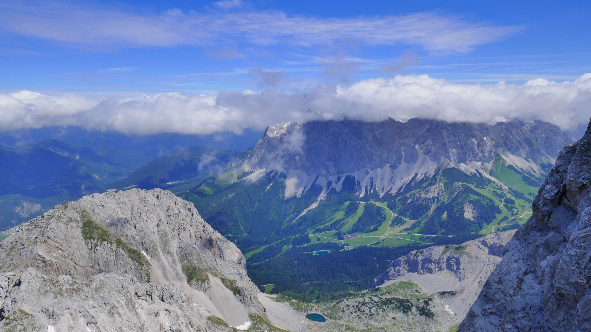Zugspitze und Ehrwalder Alm im Norden