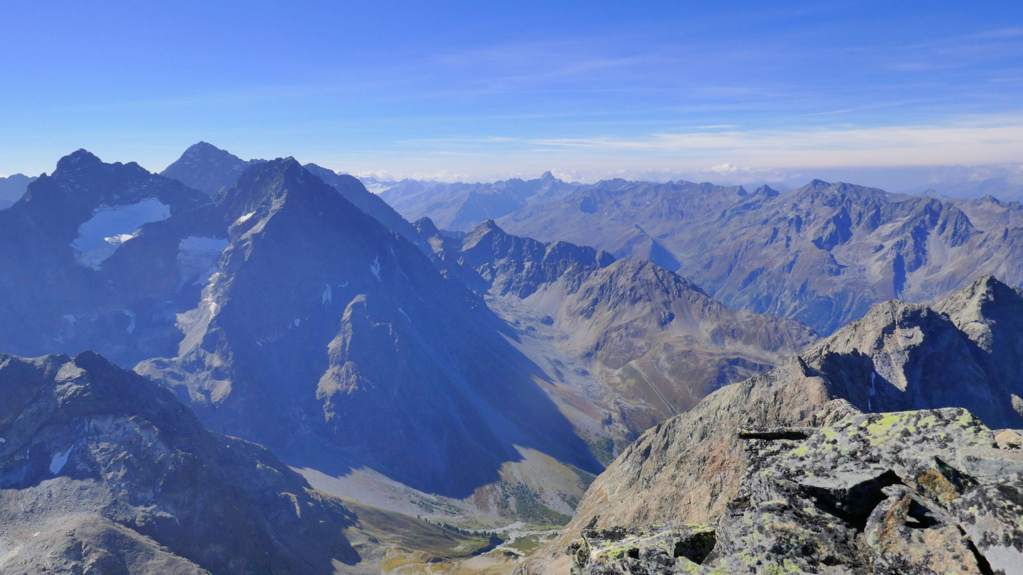 Links Kaunergrat, rechts Kaunertal mit Glockturmkamm