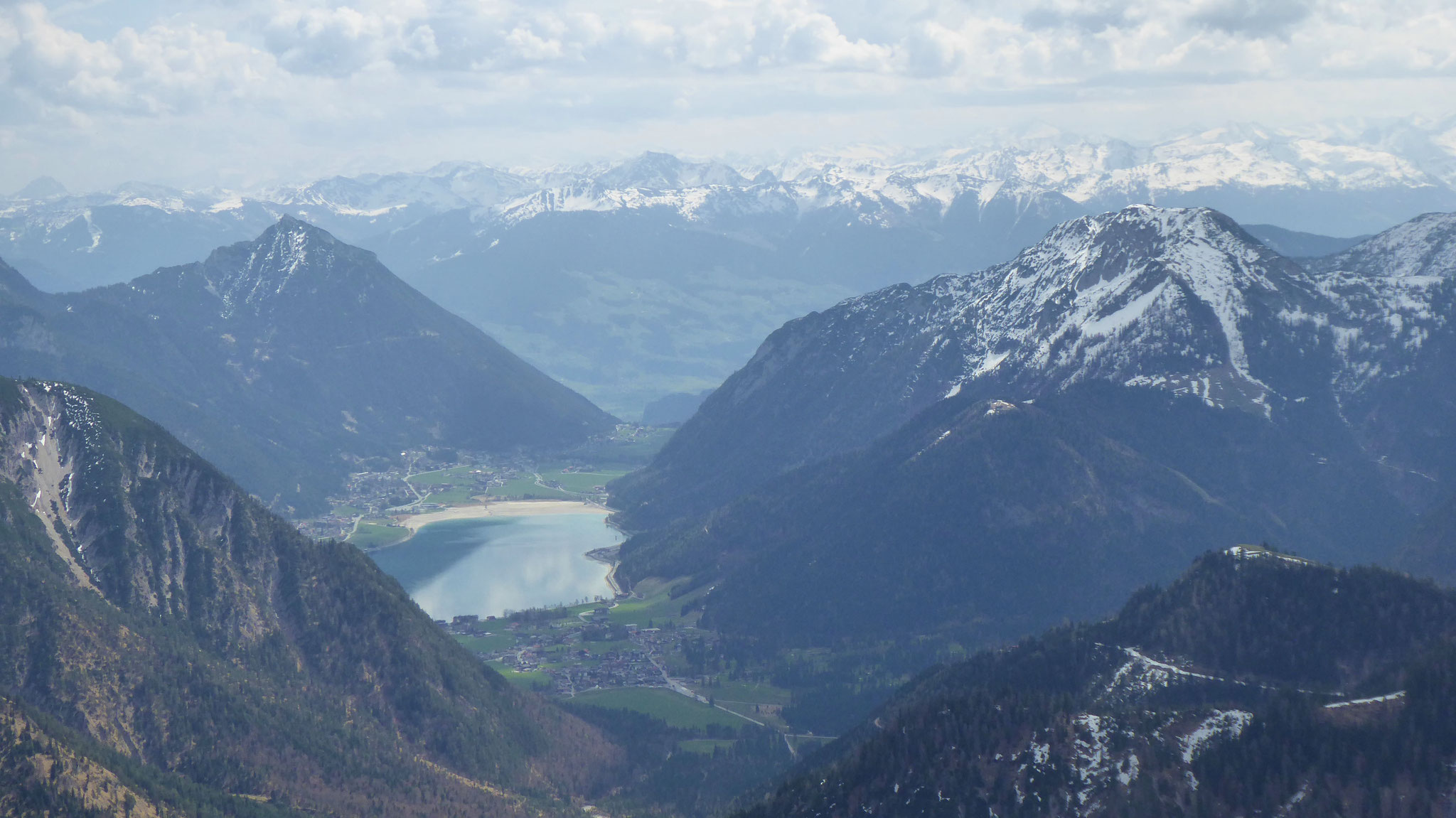 Achensee mit Ebner Joch und Bärenkopf, dahinter die Kitzbüheler Alpen