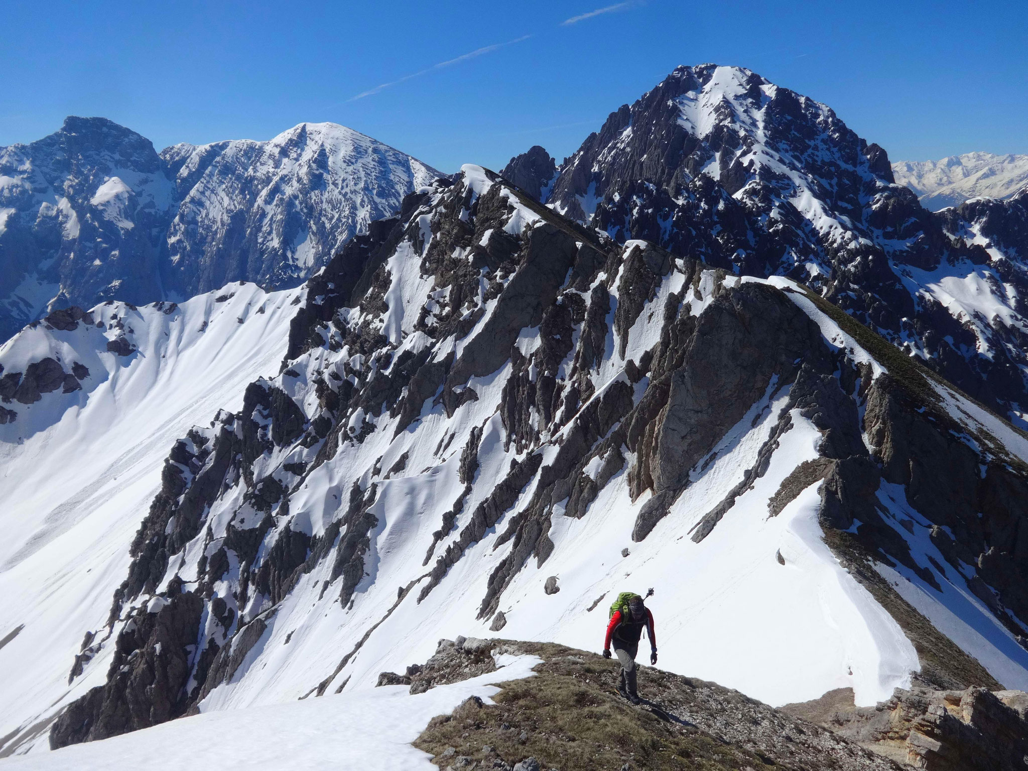 Nach der Felsstufe geht es mit einem herrlichen Panorama (im Hintergrund die Erlspitze) einfach weiter...