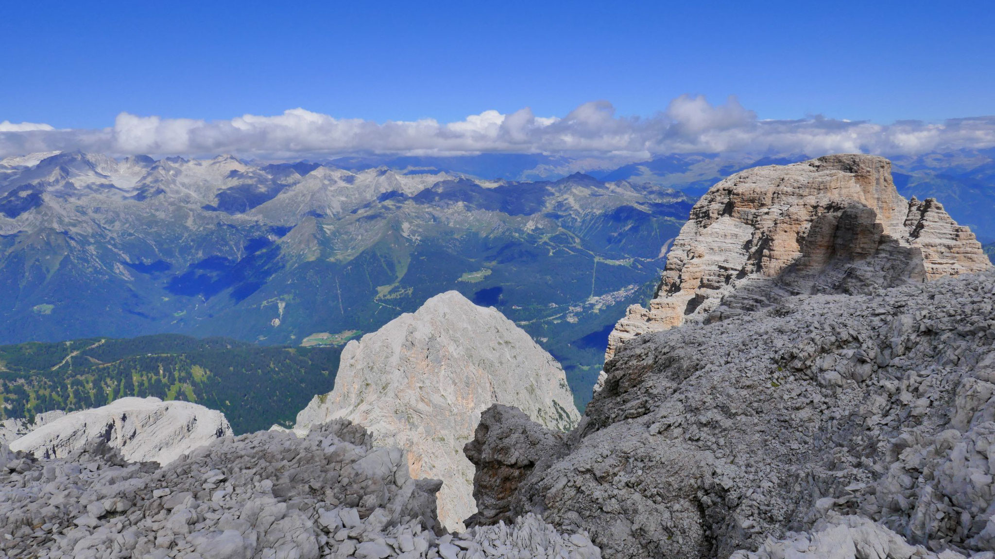 Nördliches Adamello, rechts Crozzon di Brenta, dahinter die Ortler-Alpen in Wolken