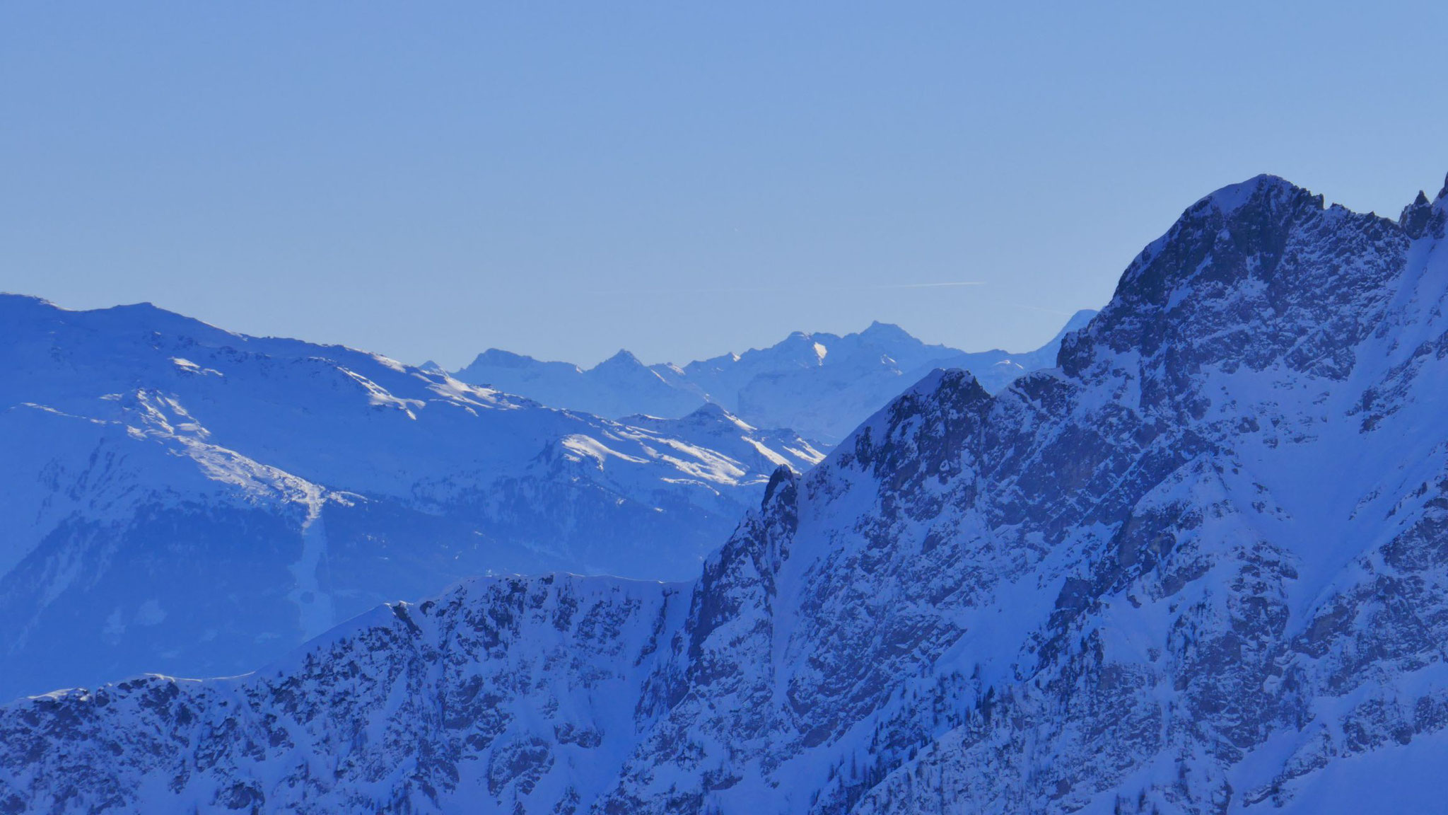 Rechts Fiechter Spitze, am Horizont der Hauptkamm mit Weißwand, Schneespitze und Feuersteinen