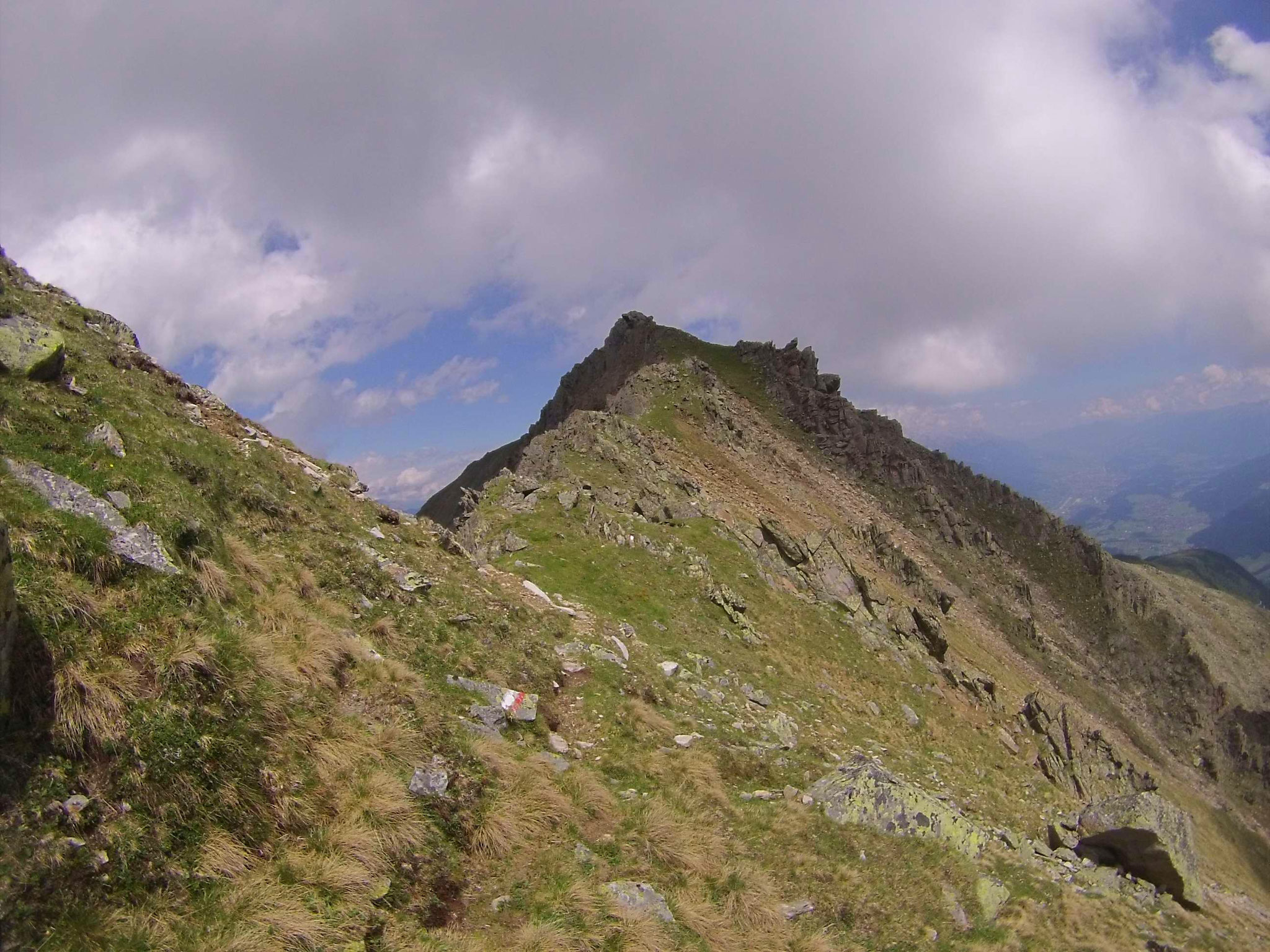 Nach dem kurzen Klettersteig kommen wir zurück ins Gehgelände am Kamm zum Rosskogel...